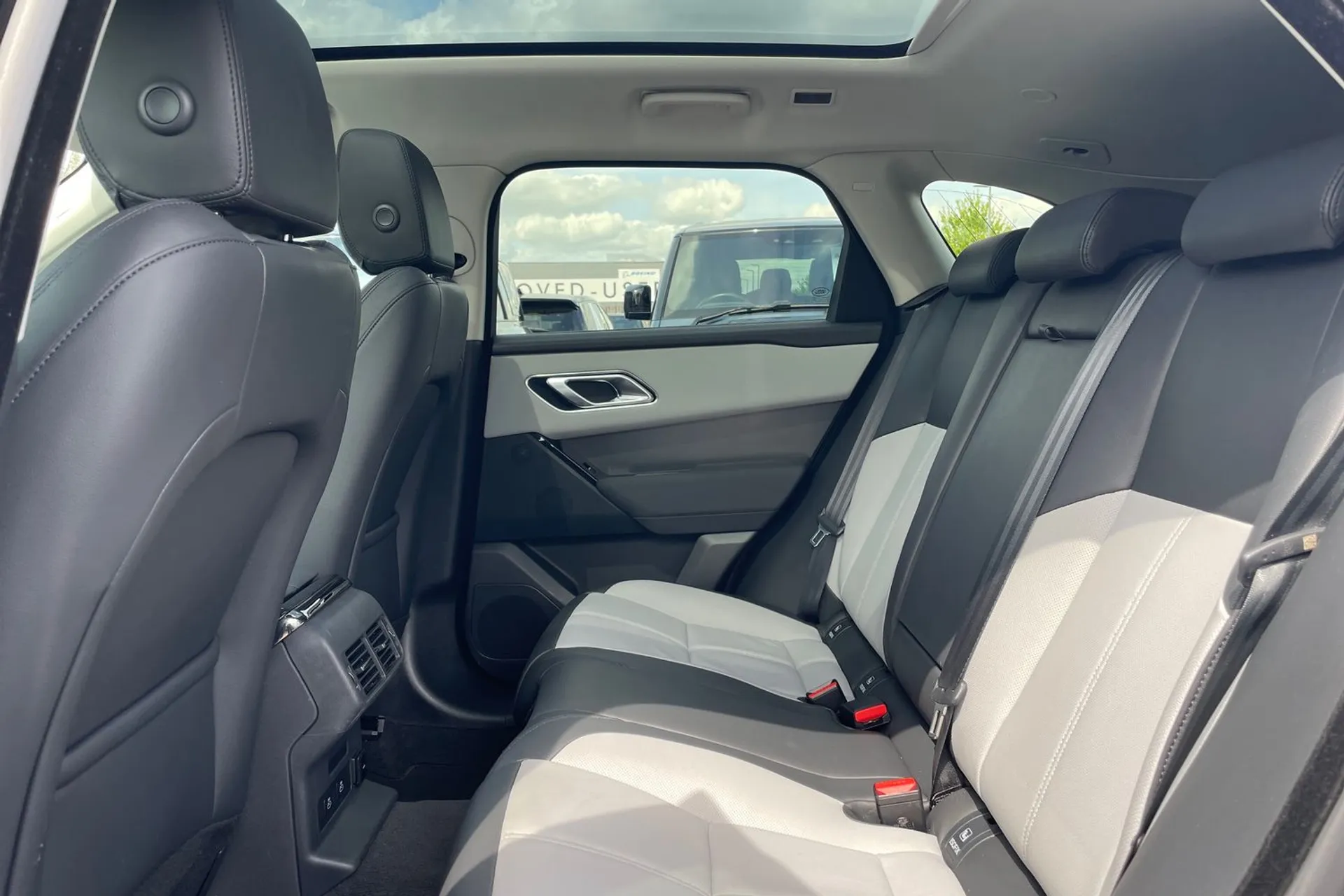 LAND ROVER RANGE ROVER VELAR thumbnail image number 31