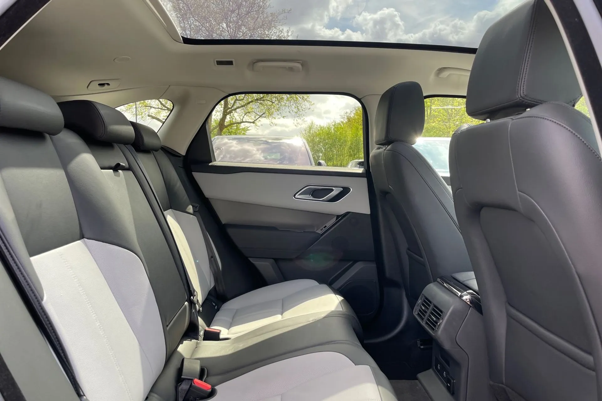 LAND ROVER RANGE ROVER VELAR thumbnail image number 27