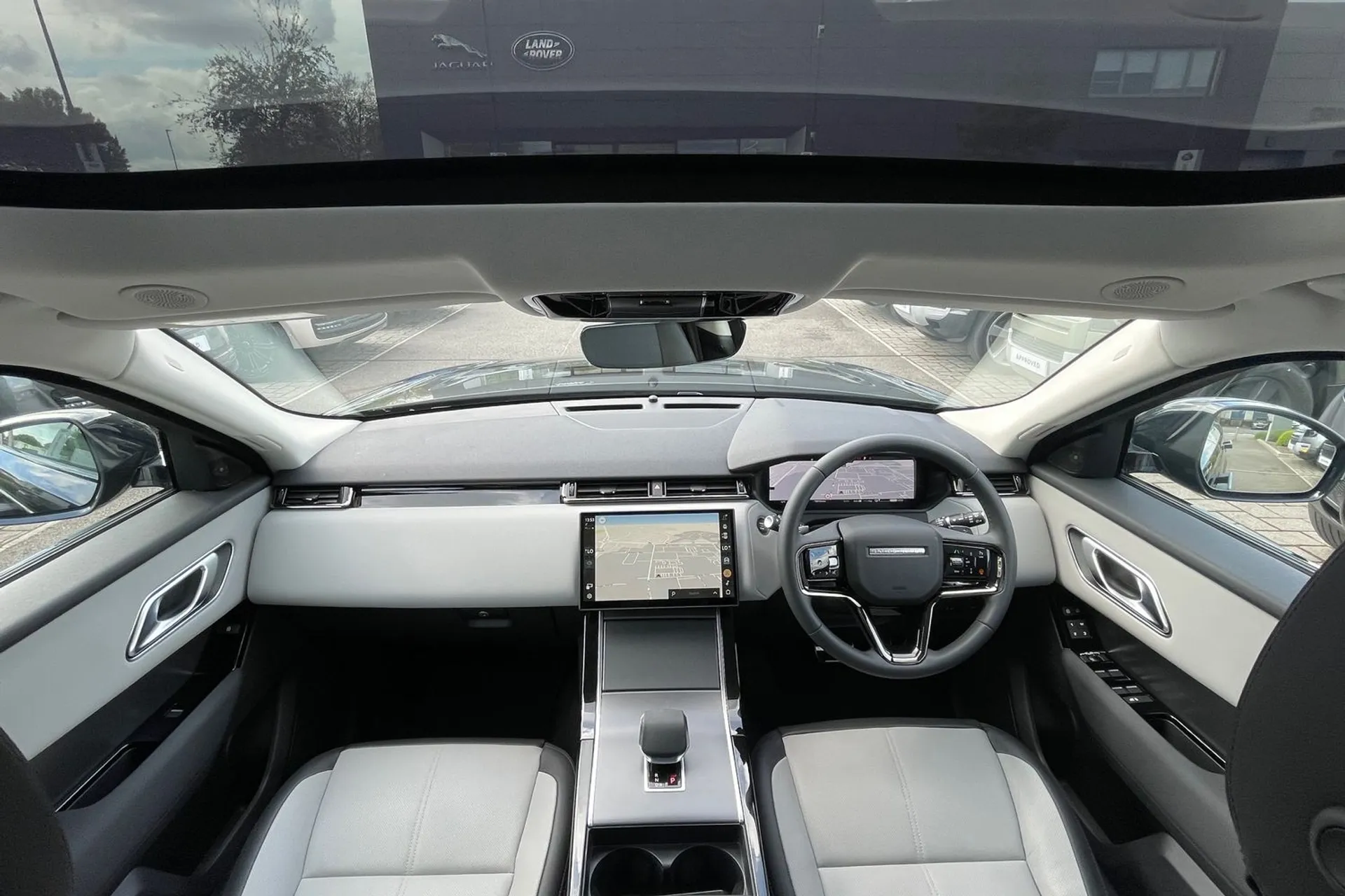 LAND ROVER RANGE ROVER VELAR thumbnail image number 3