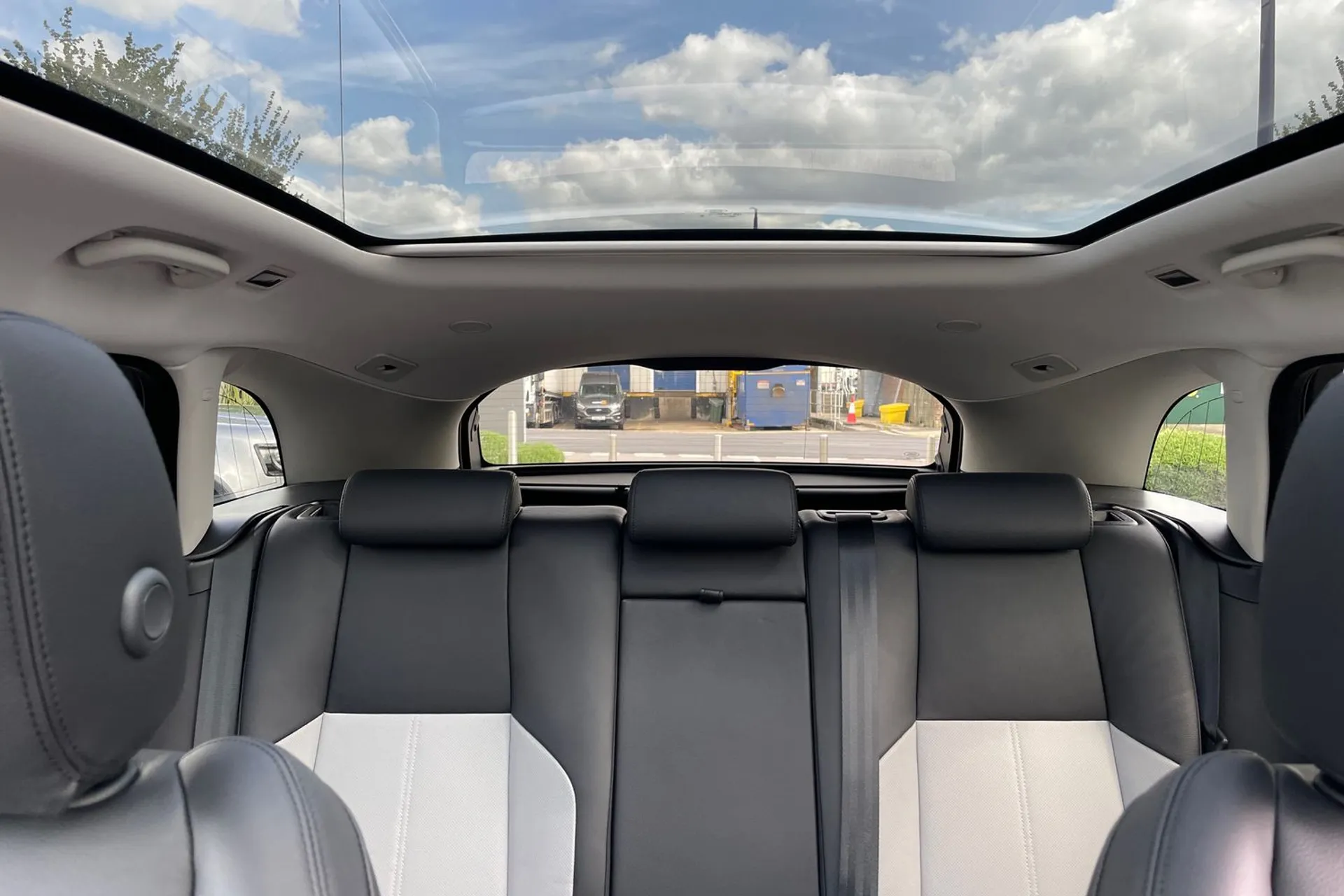 LAND ROVER RANGE ROVER VELAR thumbnail image number 19