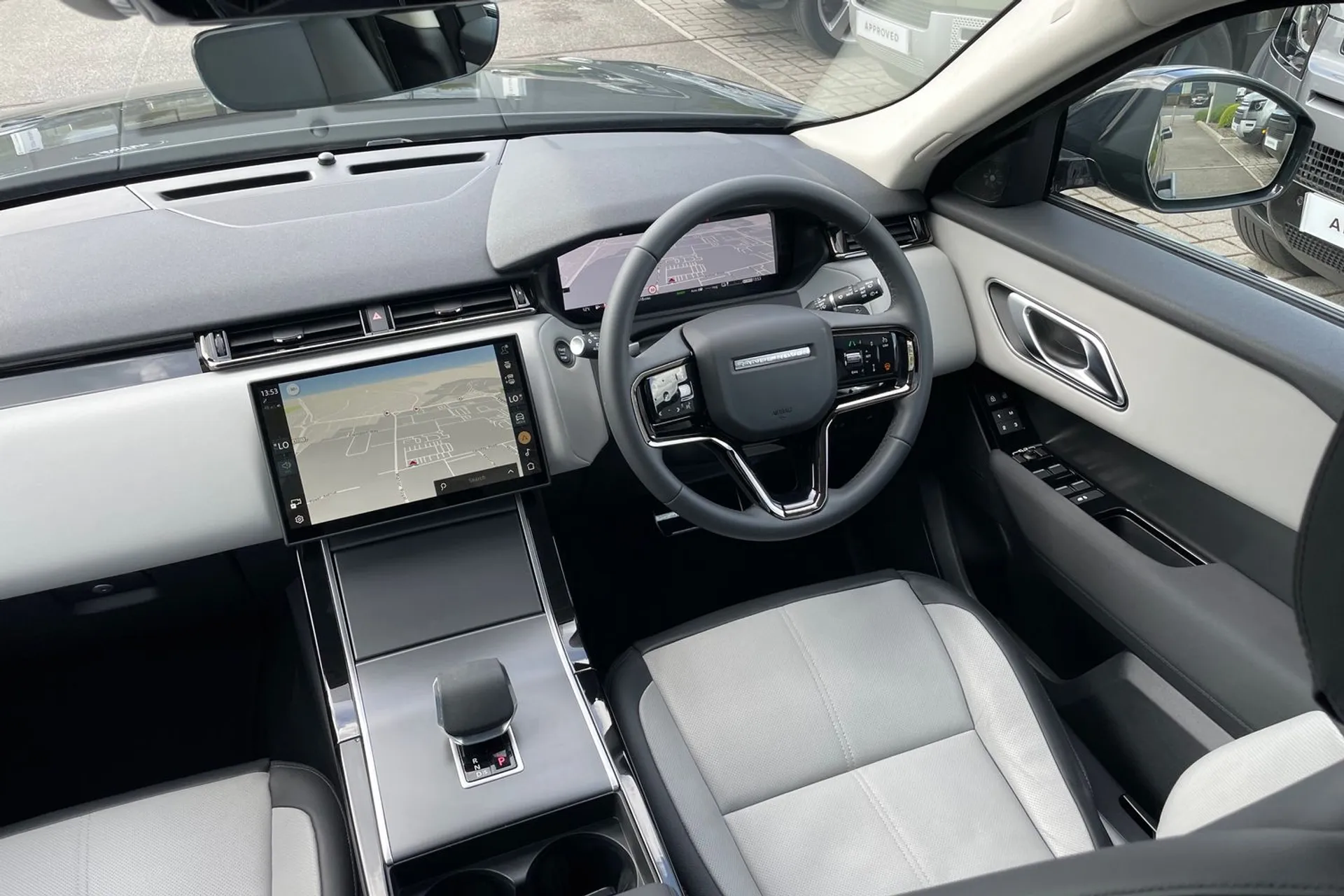 LAND ROVER RANGE ROVER VELAR thumbnail image number 18