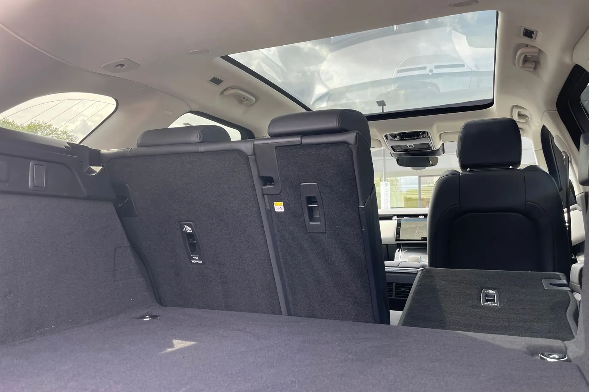 LAND ROVER RANGE ROVER VELAR thumbnail image number 26