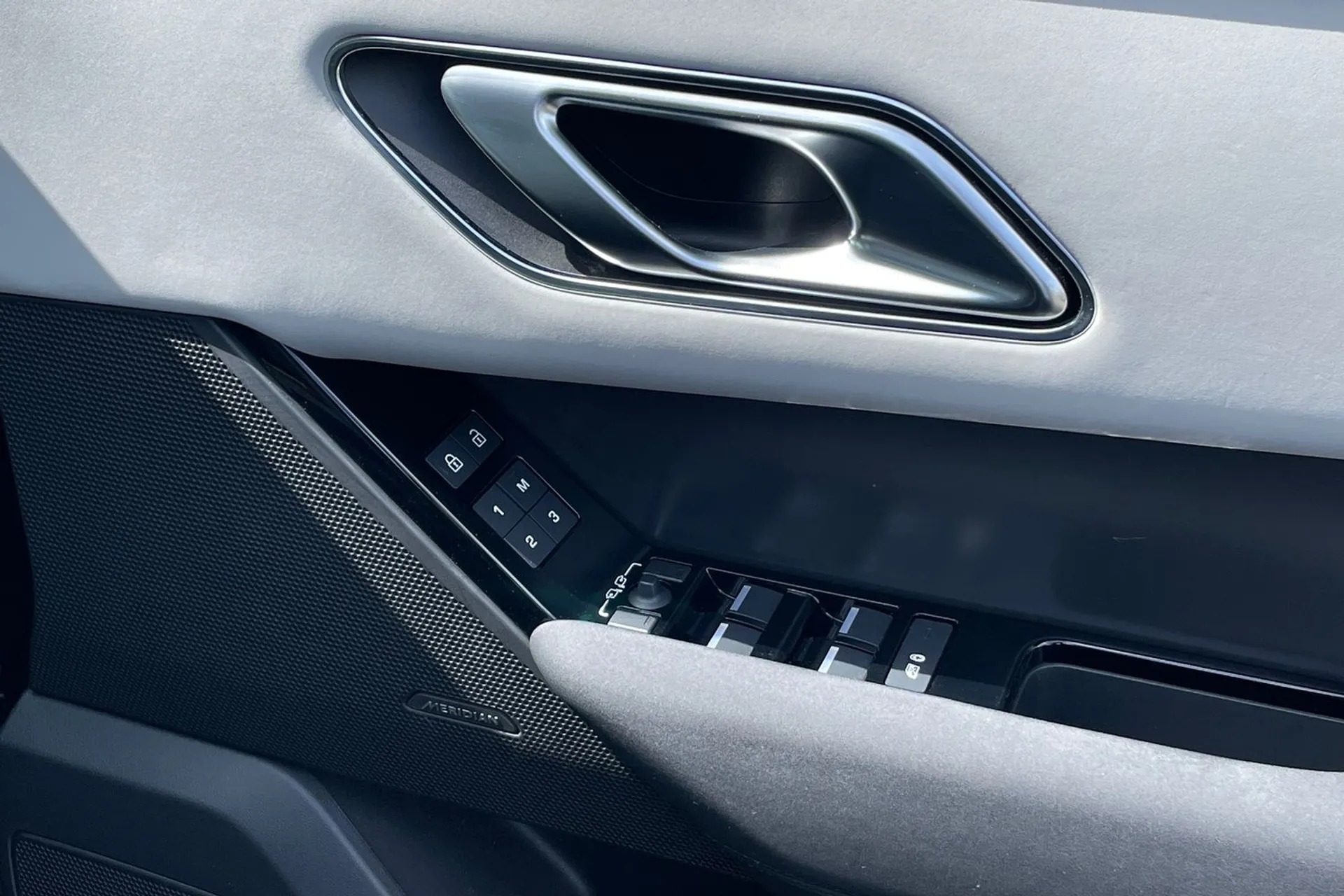 LAND ROVER RANGE ROVER VELAR thumbnail image number 37