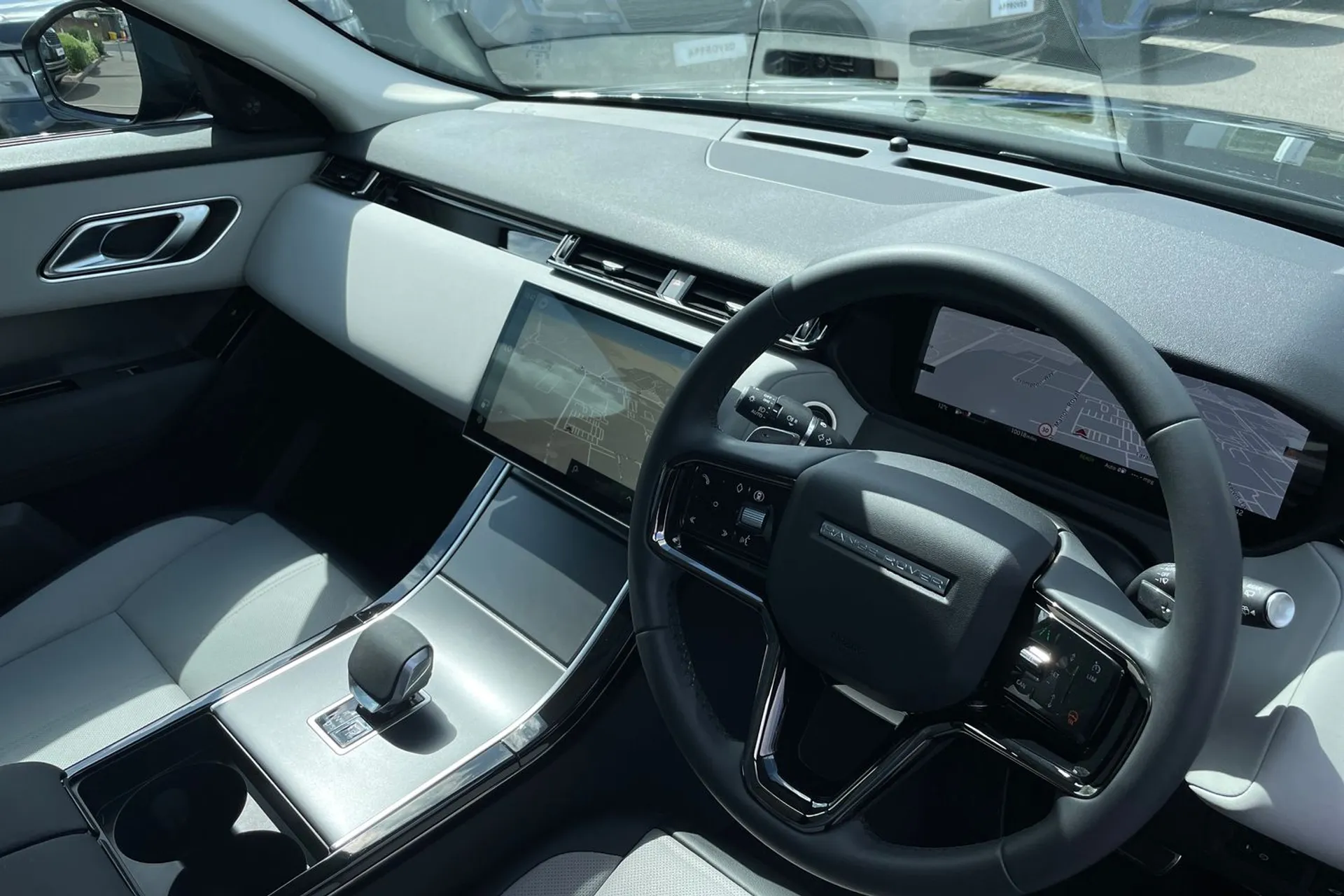 LAND ROVER RANGE ROVER VELAR thumbnail image number 32