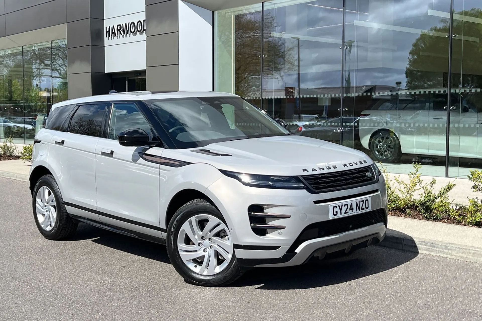 LAND ROVER RANGE ROVER EVOQUE focused image