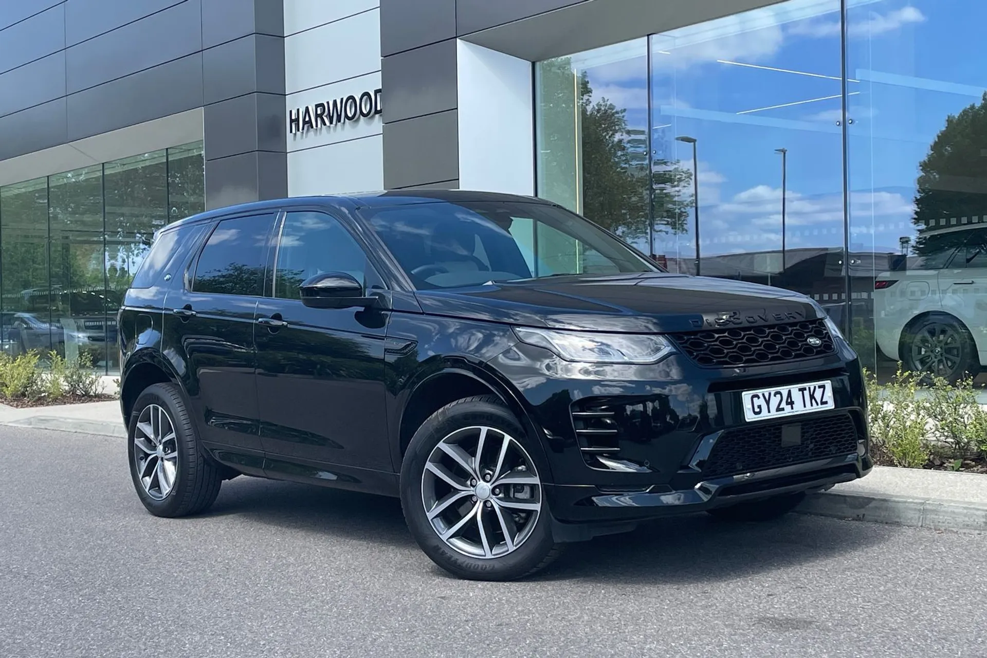 LAND ROVER DISCOVERY SPORT focused image