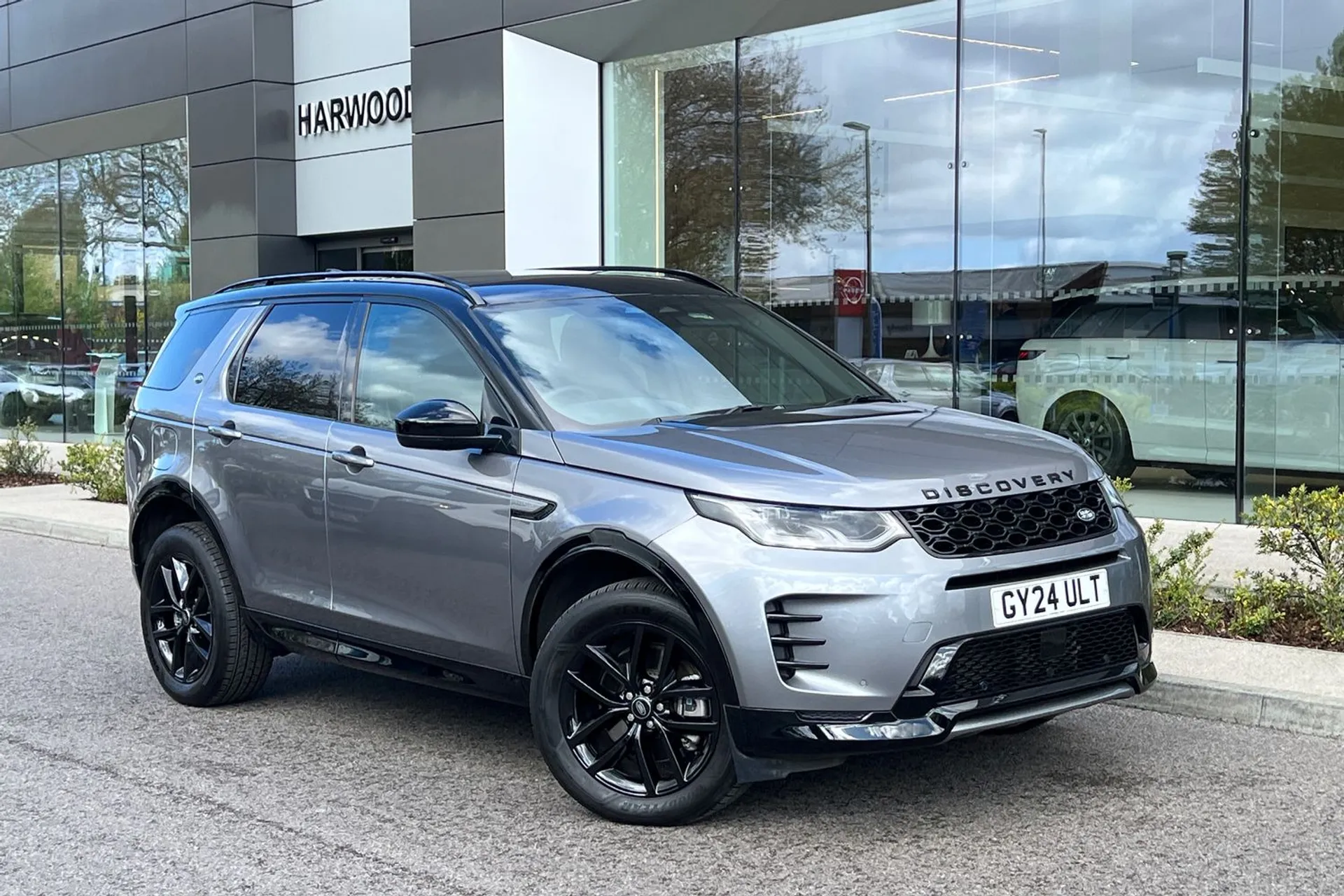 LAND ROVER DISCOVERY SPORT focused image