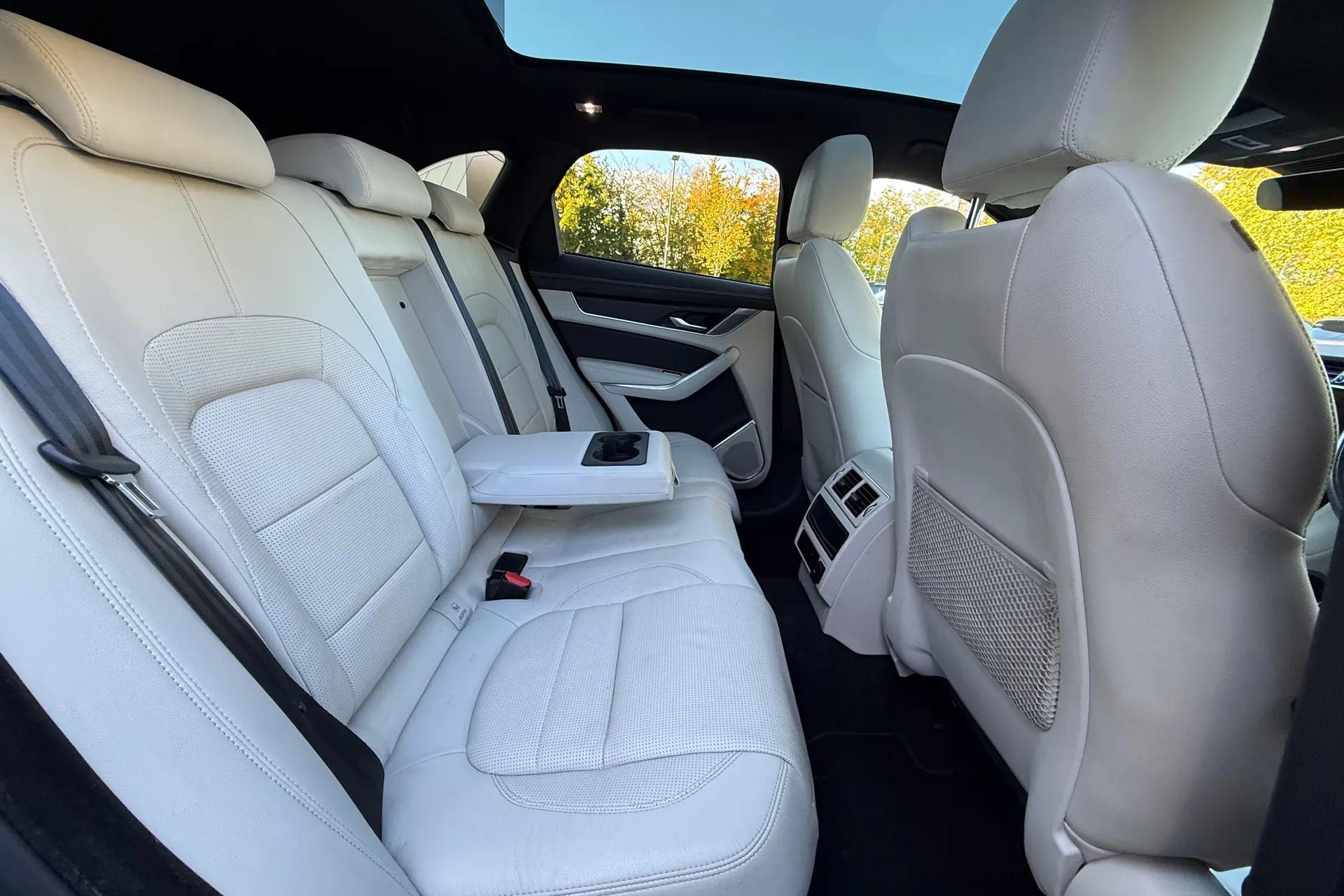 Jaguar F-PACE thumbnail image number 39