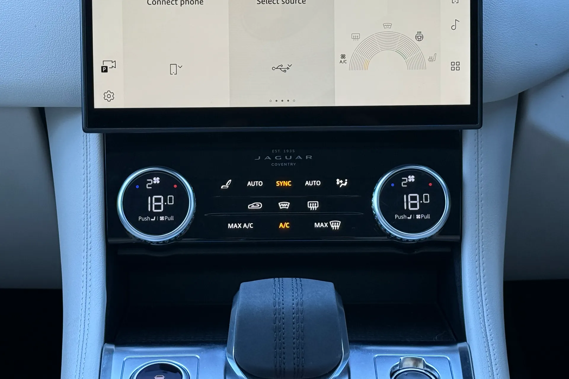 Jaguar F-PACE thumbnail image number 16