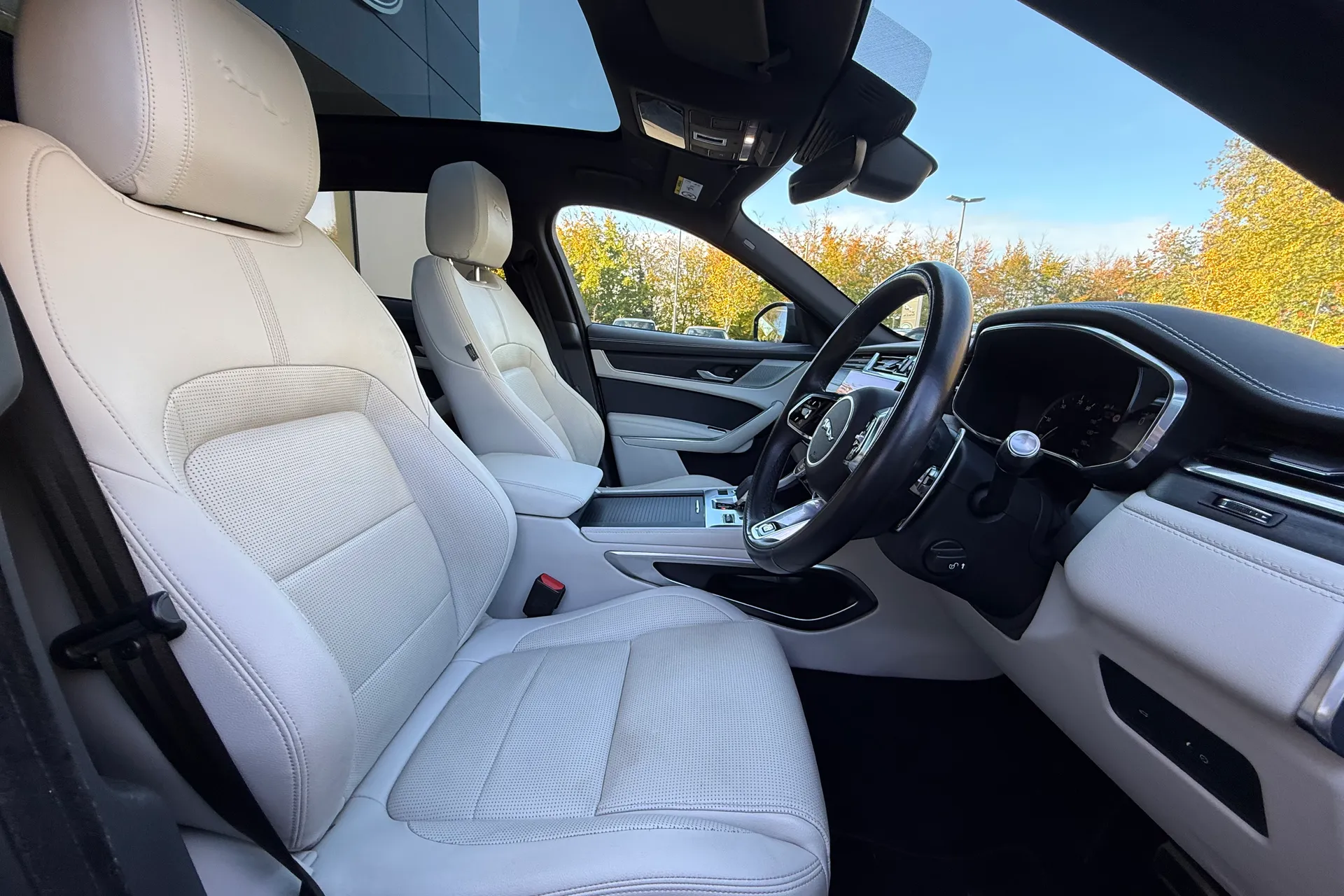 Jaguar F-PACE thumbnail image number 9