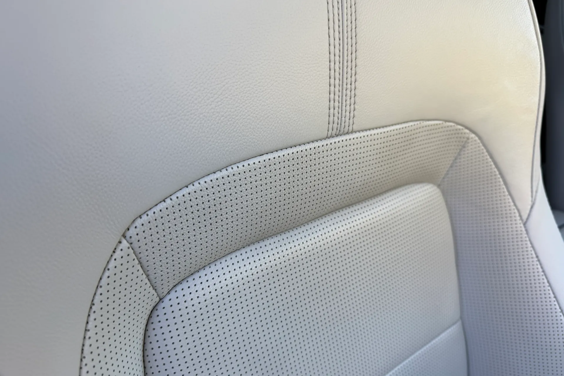 Jaguar F-PACE thumbnail image number 32