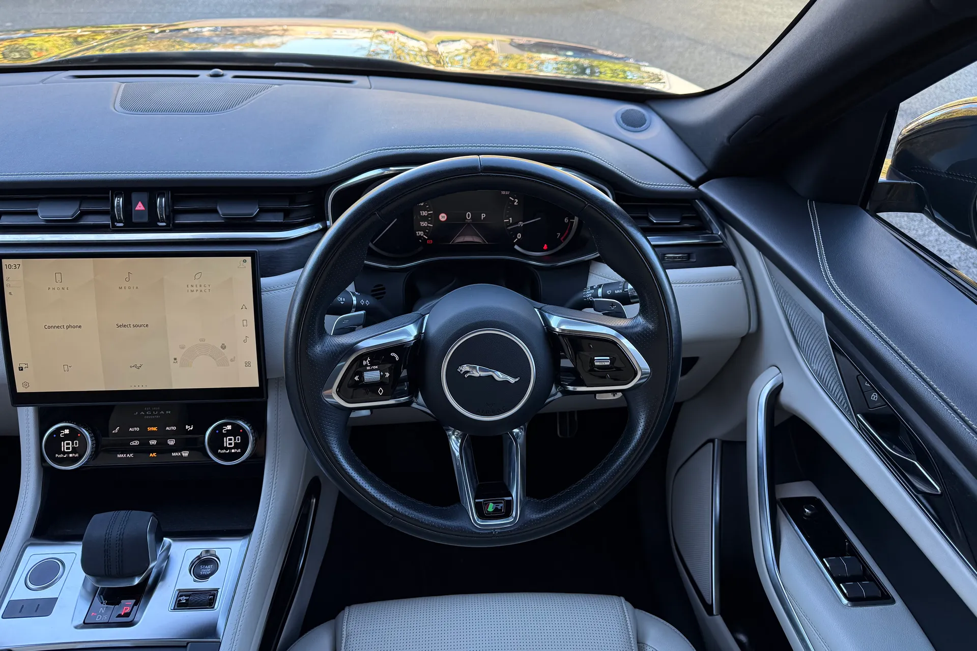 Jaguar F-PACE thumbnail image number 12