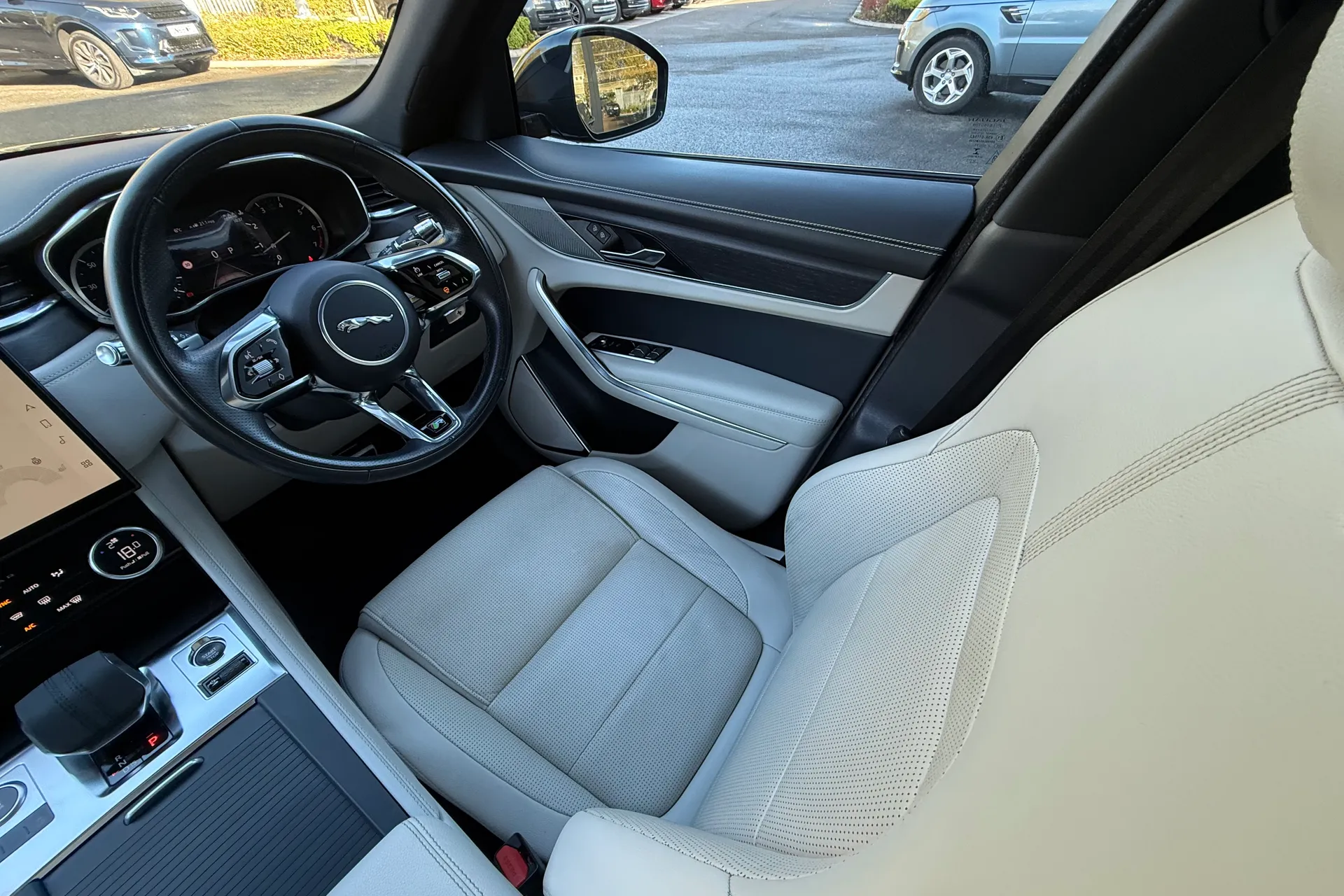 Jaguar F-PACE thumbnail image number 14