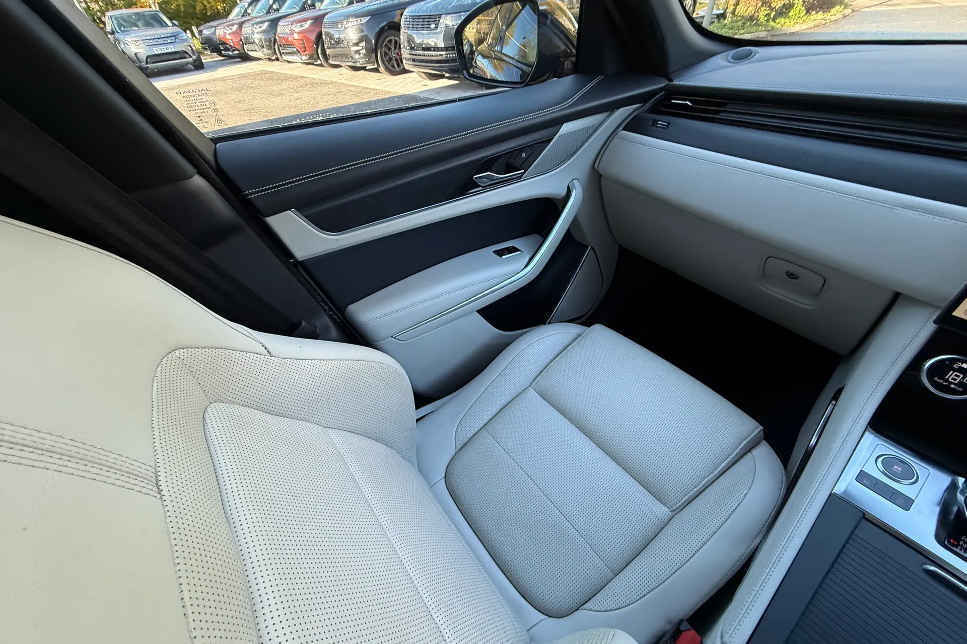 Jaguar F-PACE thumbnail image number 13