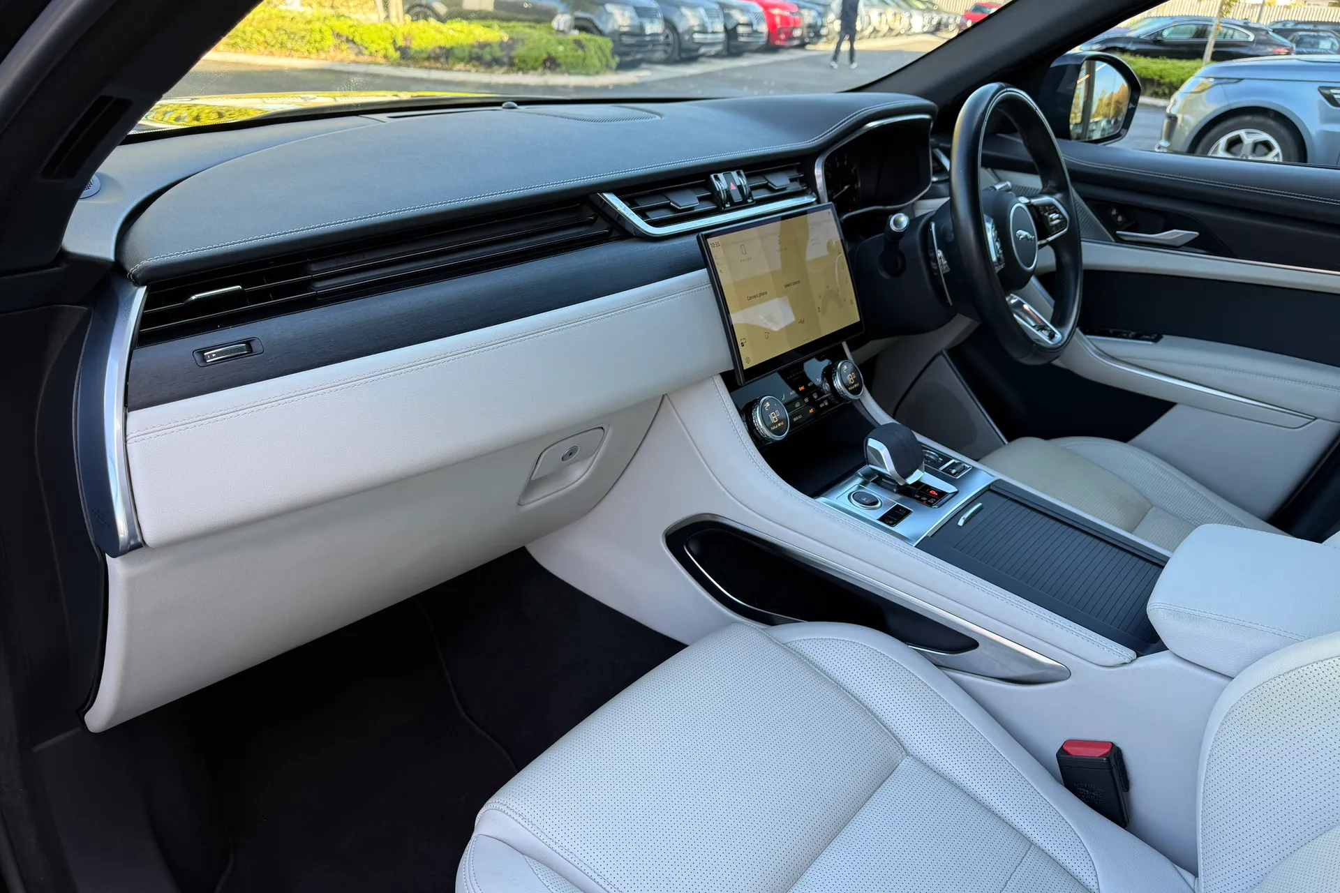 Jaguar F-PACE thumbnail image number 47