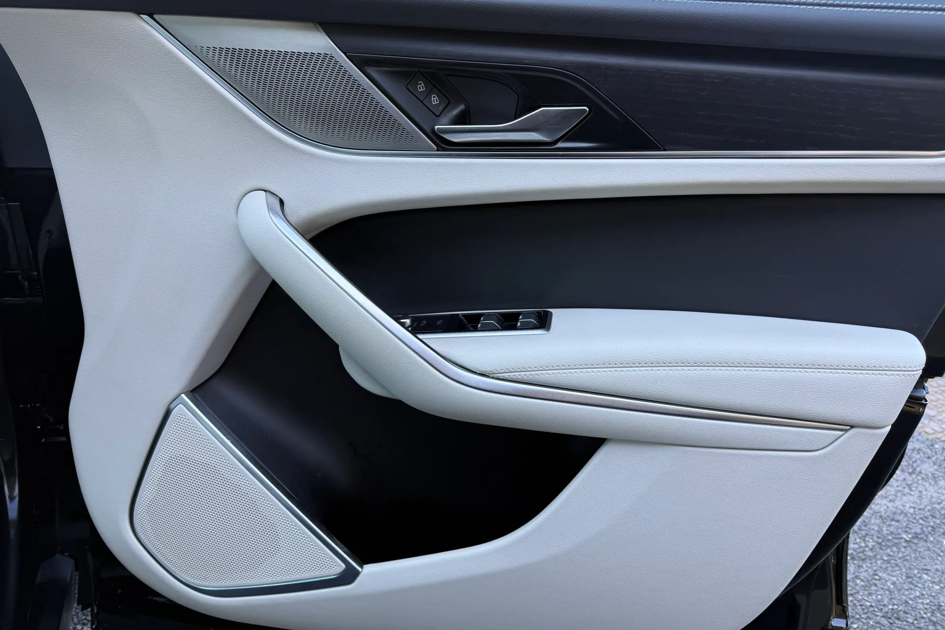 Jaguar F-PACE thumbnail image number 49