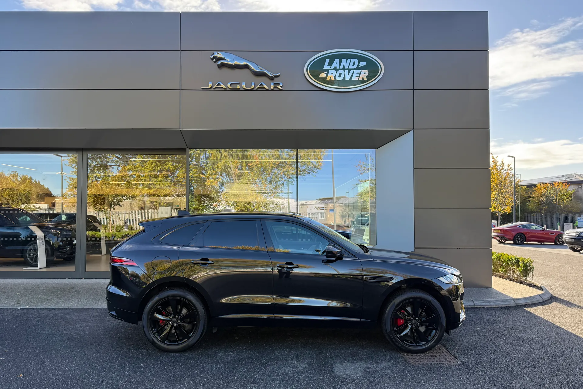 Jaguar F-PACE thumbnail image number 2