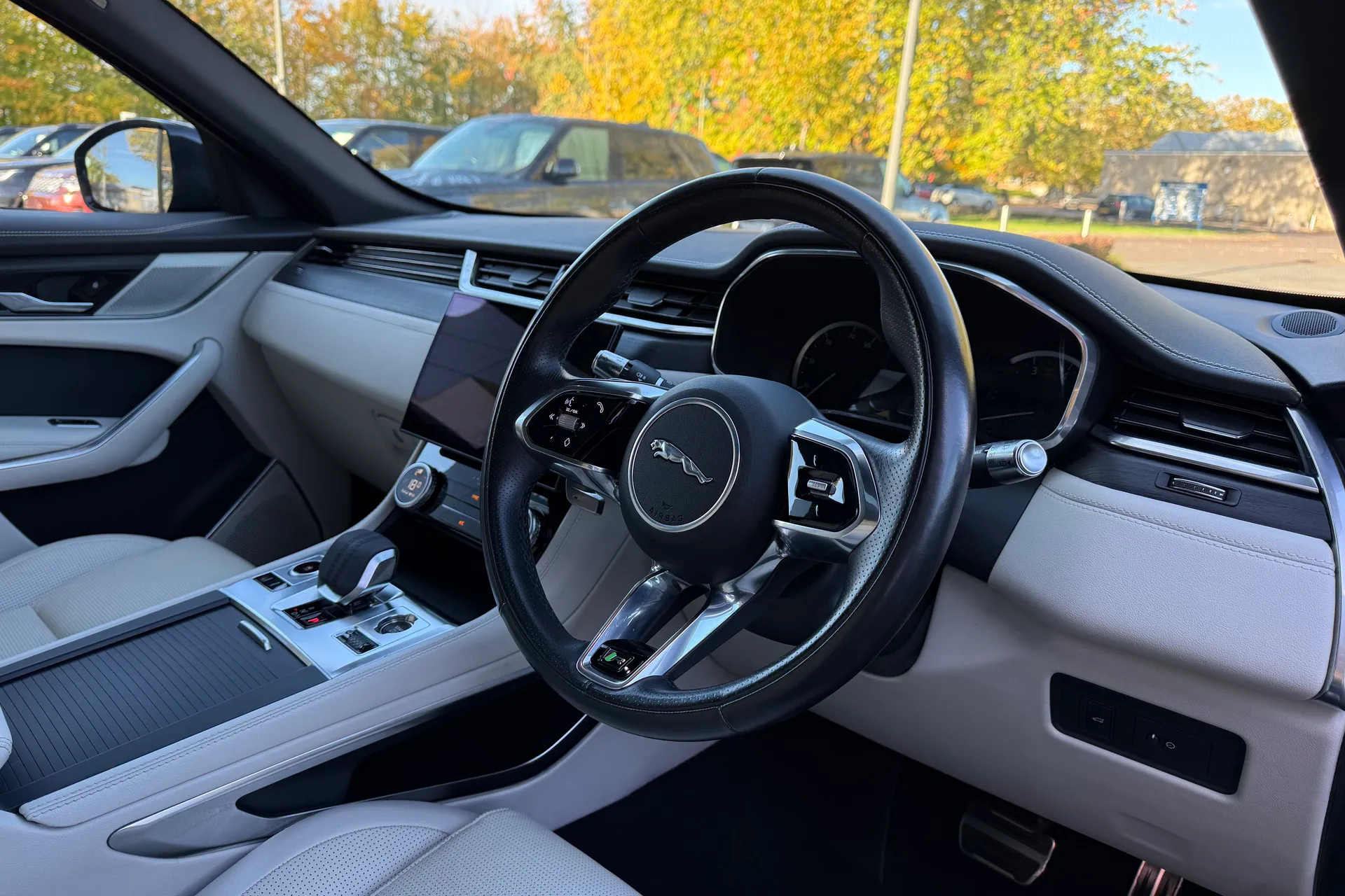 Jaguar F-PACE thumbnail image number 30