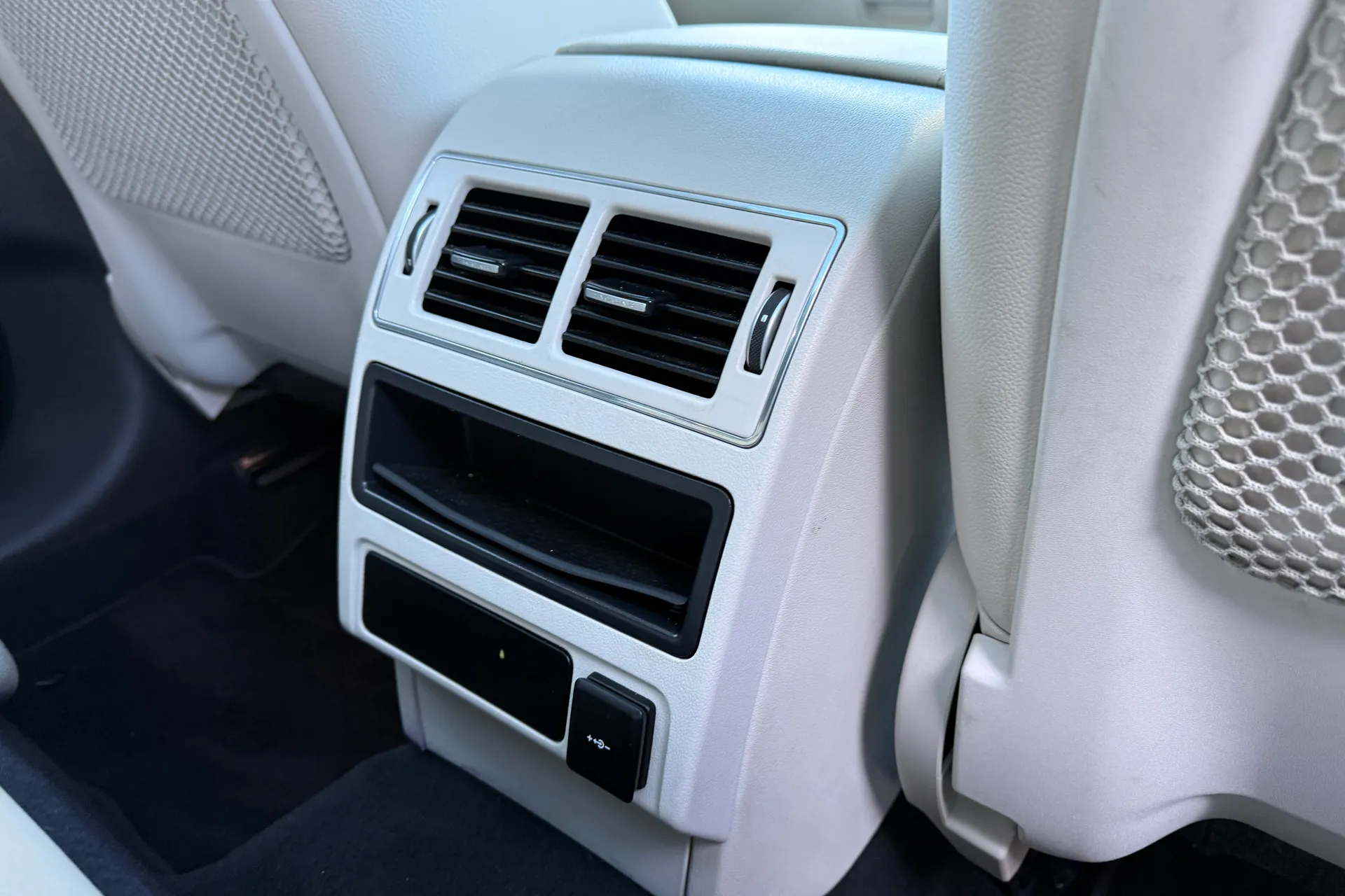 Jaguar F-PACE thumbnail image number 33