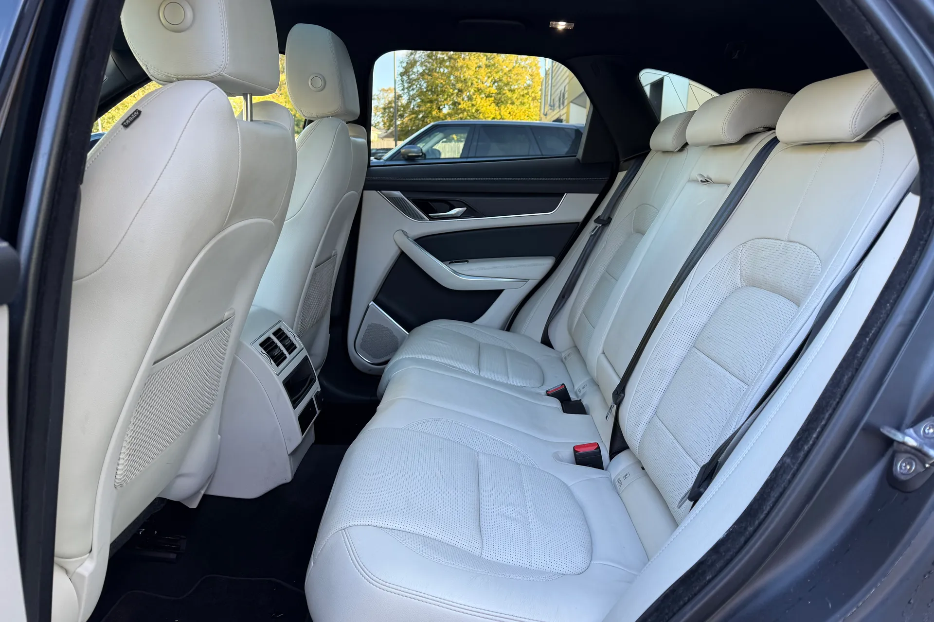 Jaguar F-PACE thumbnail image number 46