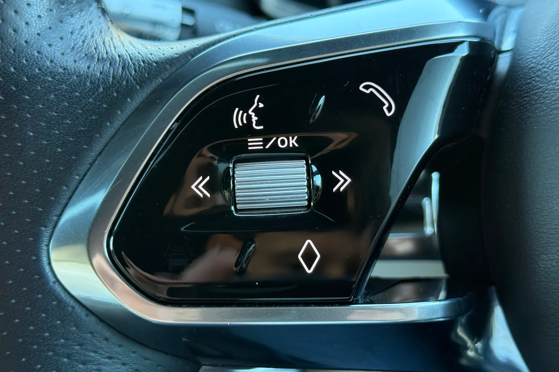 Jaguar F-PACE thumbnail image number 24