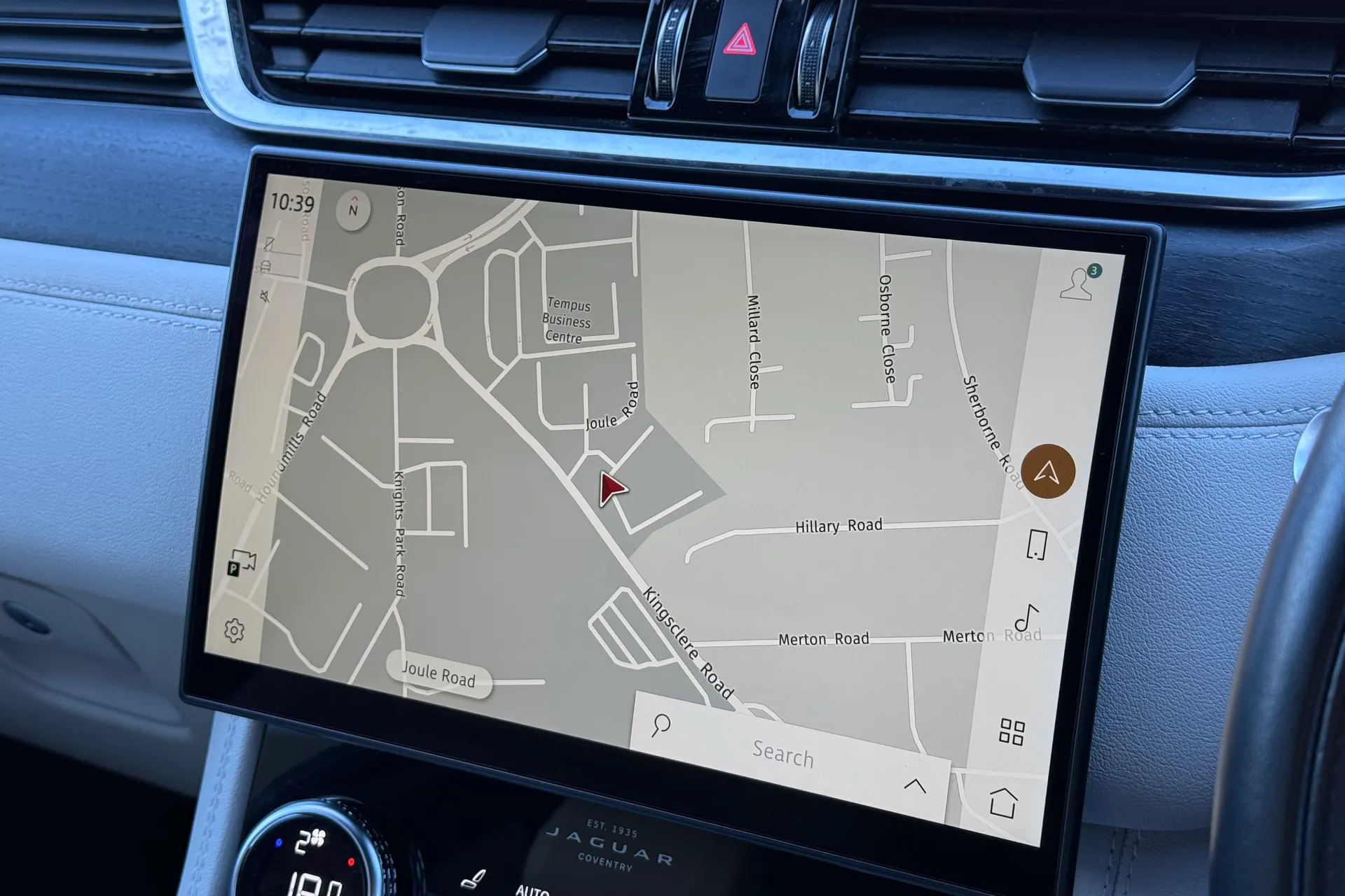 Jaguar F-PACE thumbnail image number 28