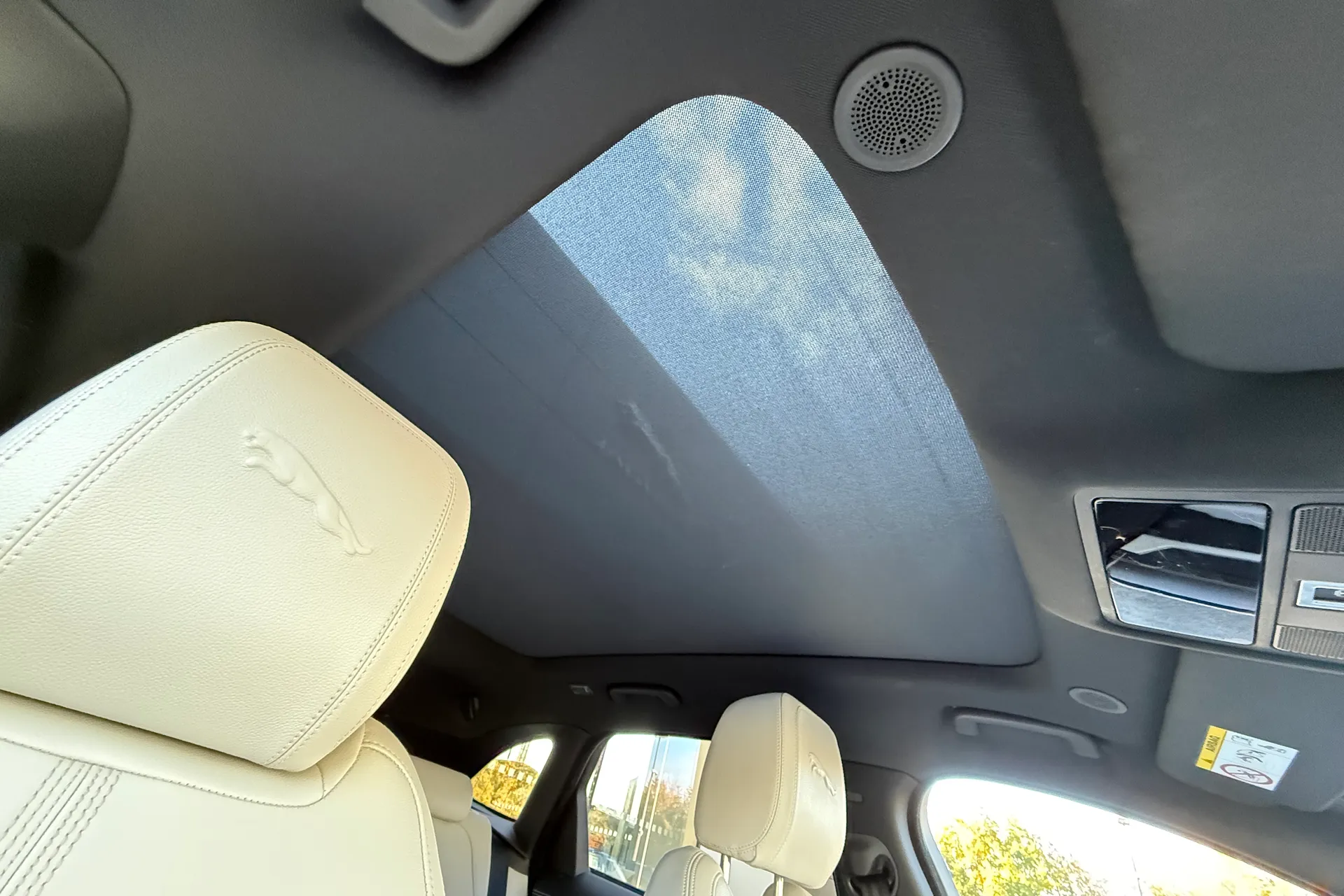 Jaguar F-PACE thumbnail image number 35