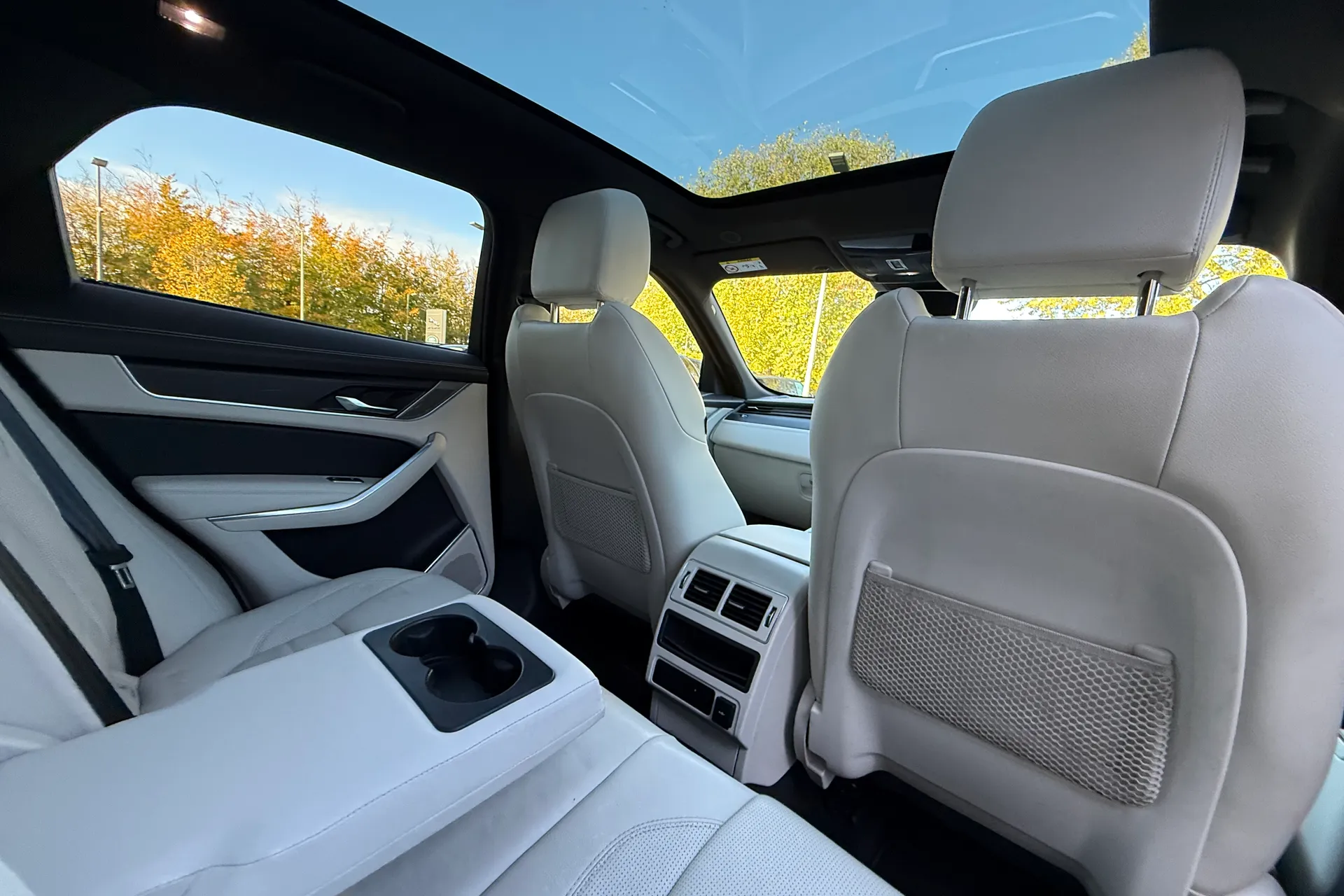 Jaguar F-PACE thumbnail image number 41