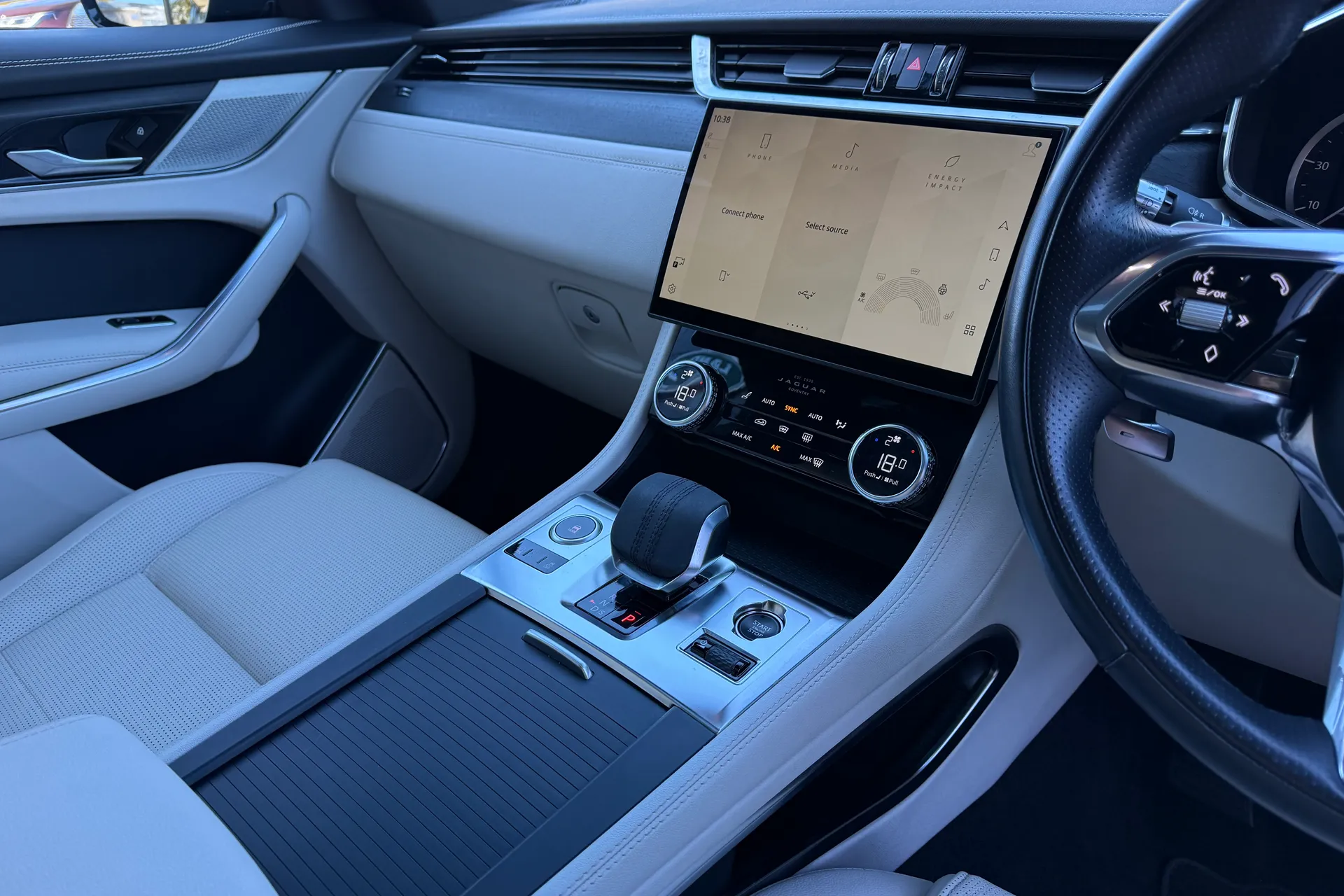 Jaguar F-PACE thumbnail image number 19