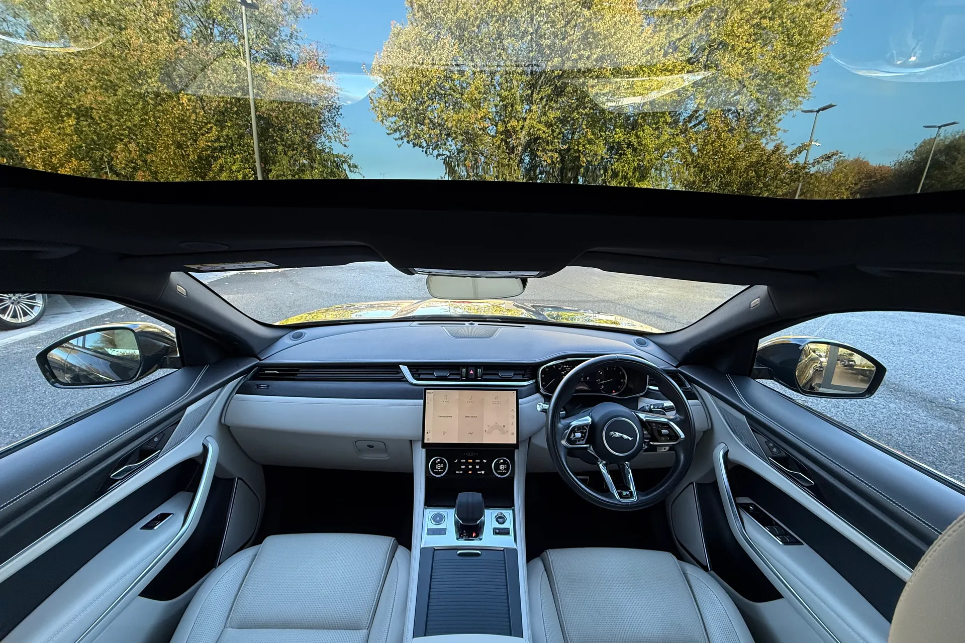 Jaguar F-PACE thumbnail image number 3