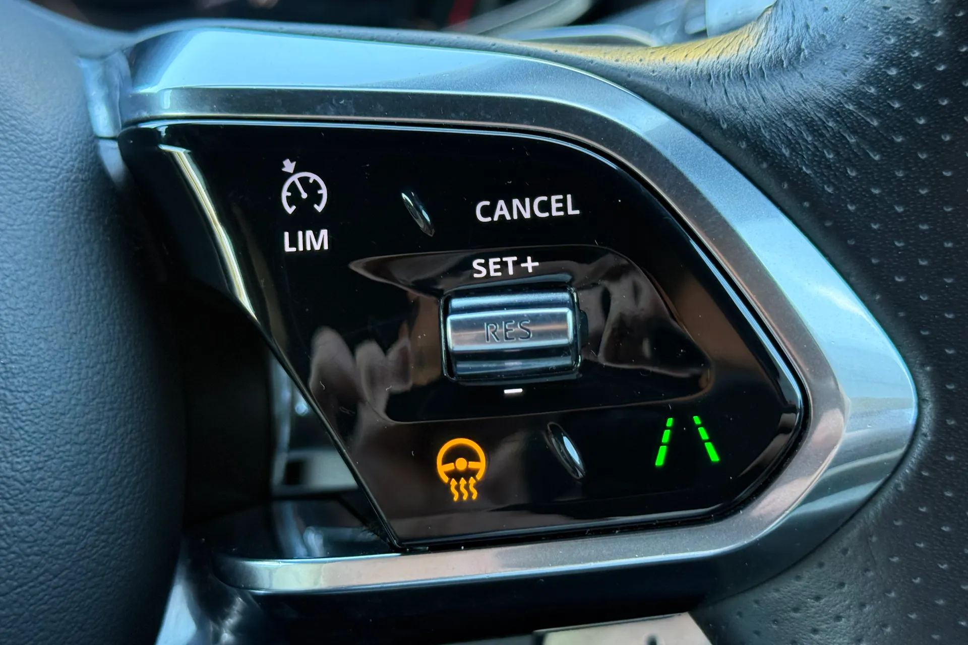 Jaguar F-PACE thumbnail image number 26