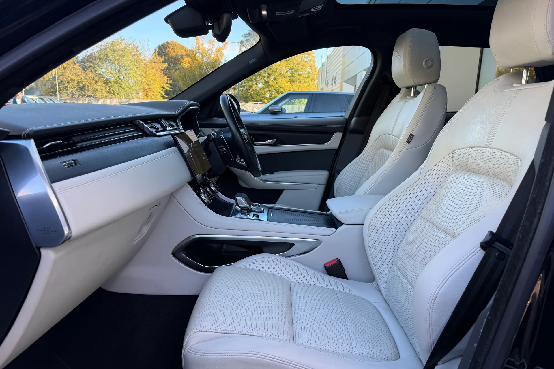 Jaguar F-PACE thumbnail image number 10