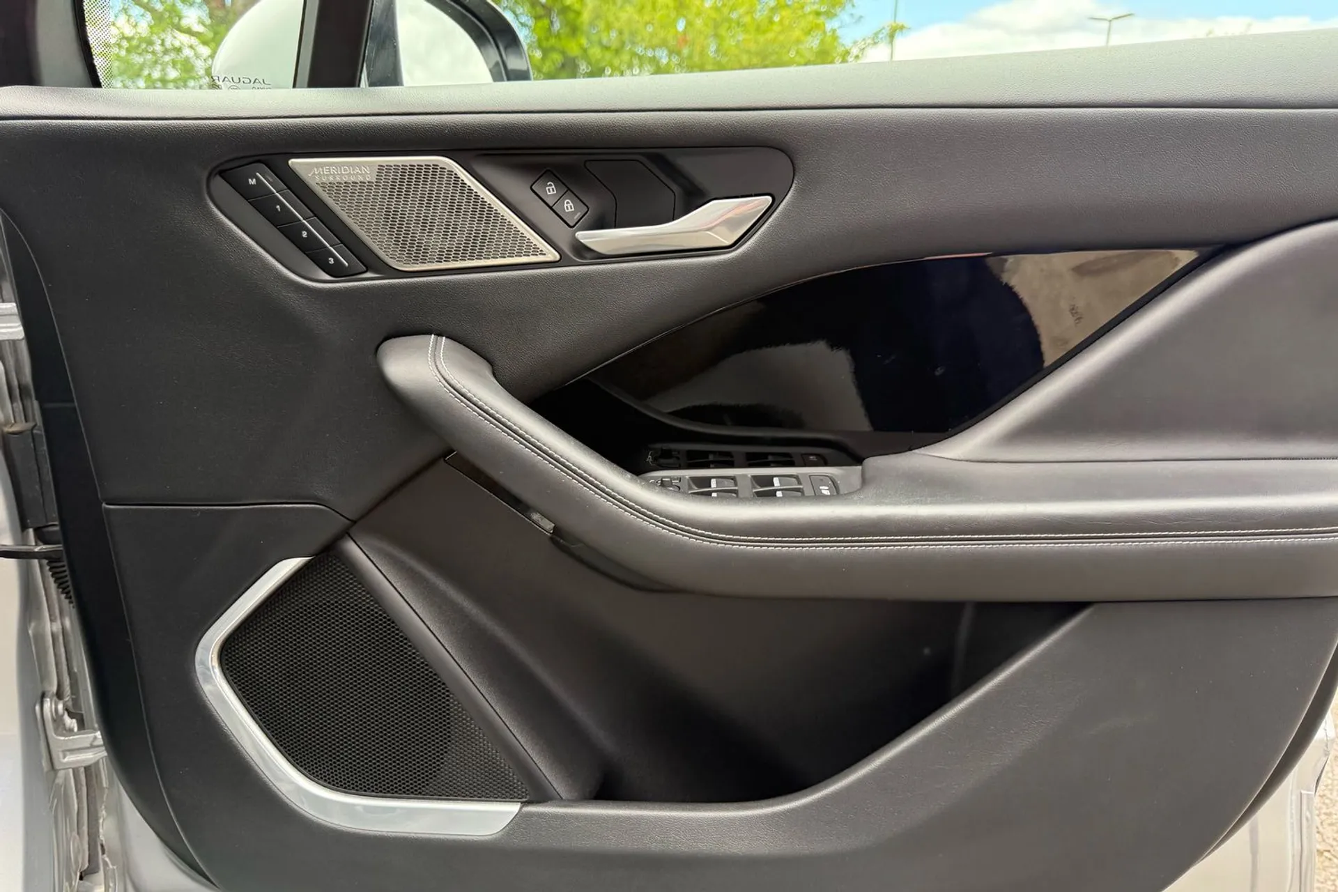 Jaguar I-PACE thumbnail image number 55