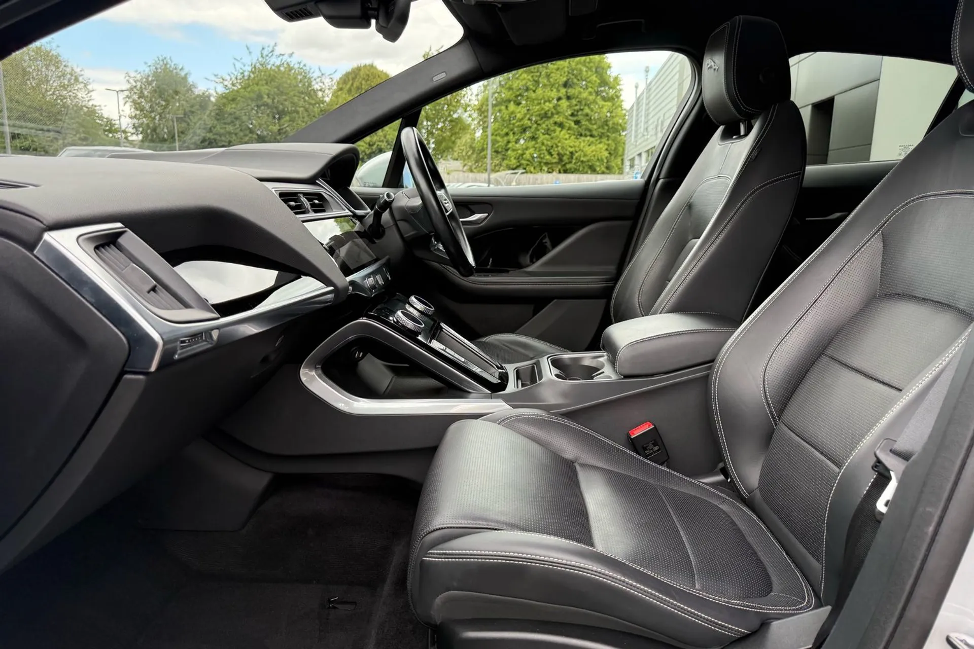 Jaguar I-PACE thumbnail image number 10