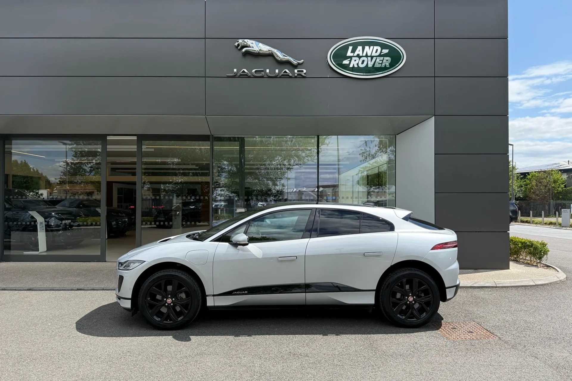 Jaguar I-PACE thumbnail image number 28