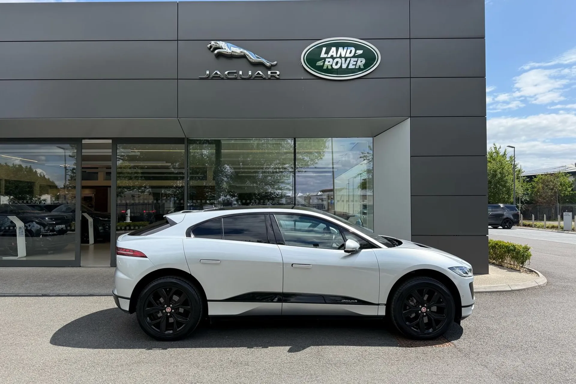 Jaguar I-PACE thumbnail image number 2