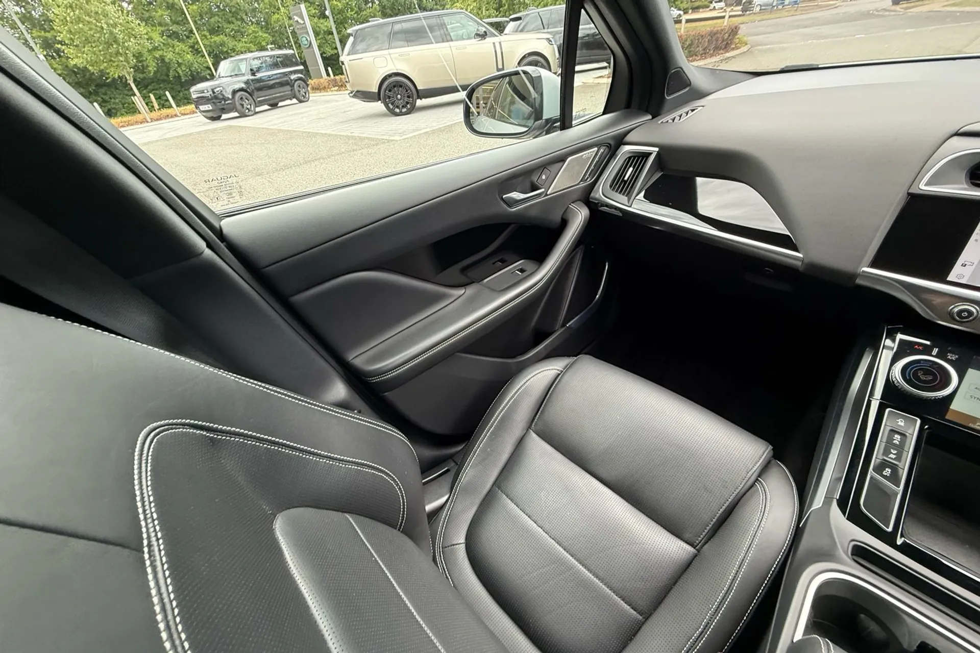 Jaguar I-PACE thumbnail image number 13