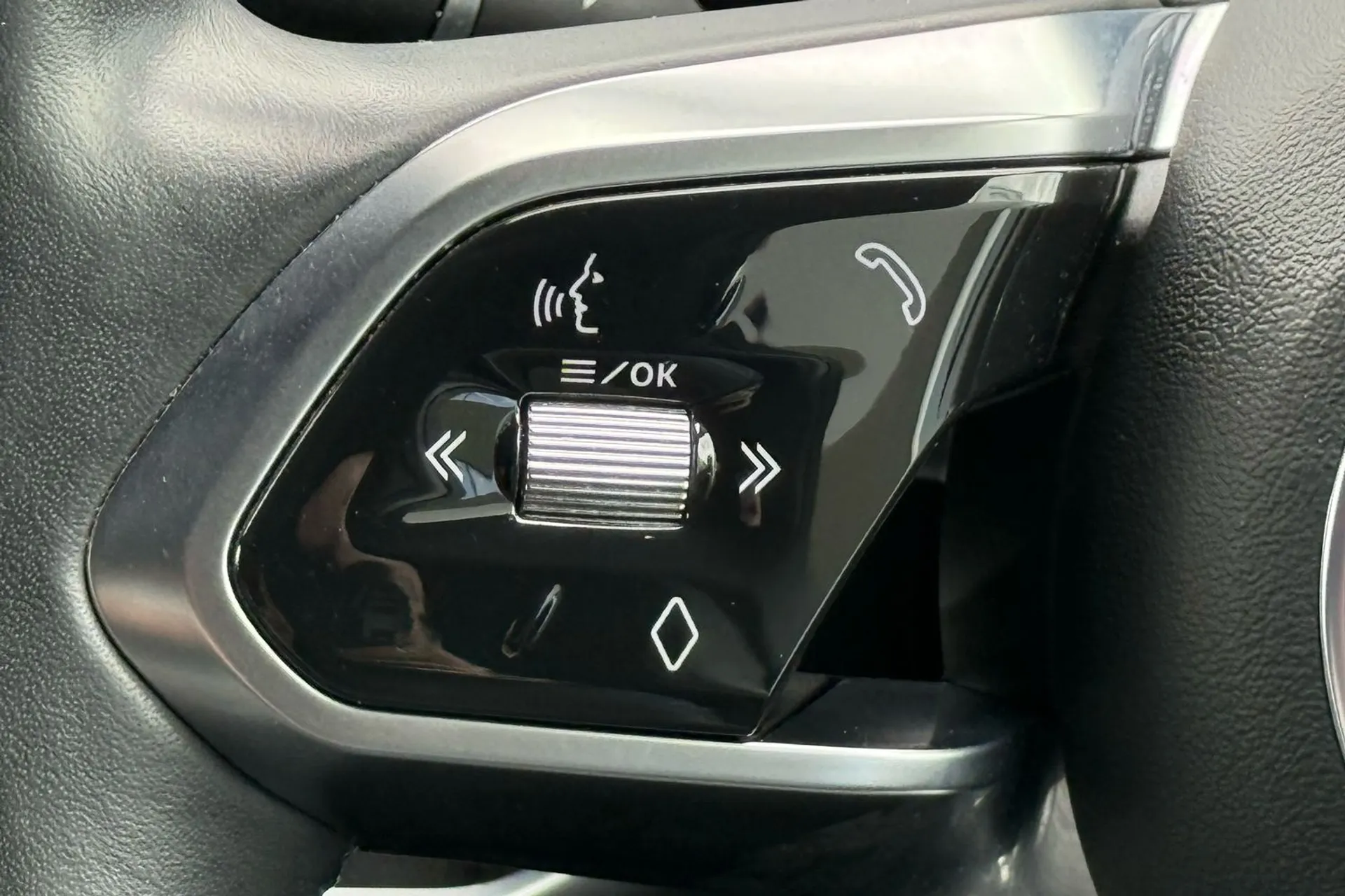 Jaguar I-PACE thumbnail image number 27