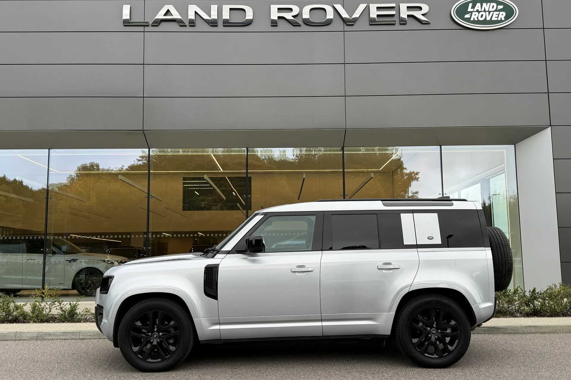 LAND ROVER DEFENDER thumbnail image number 10