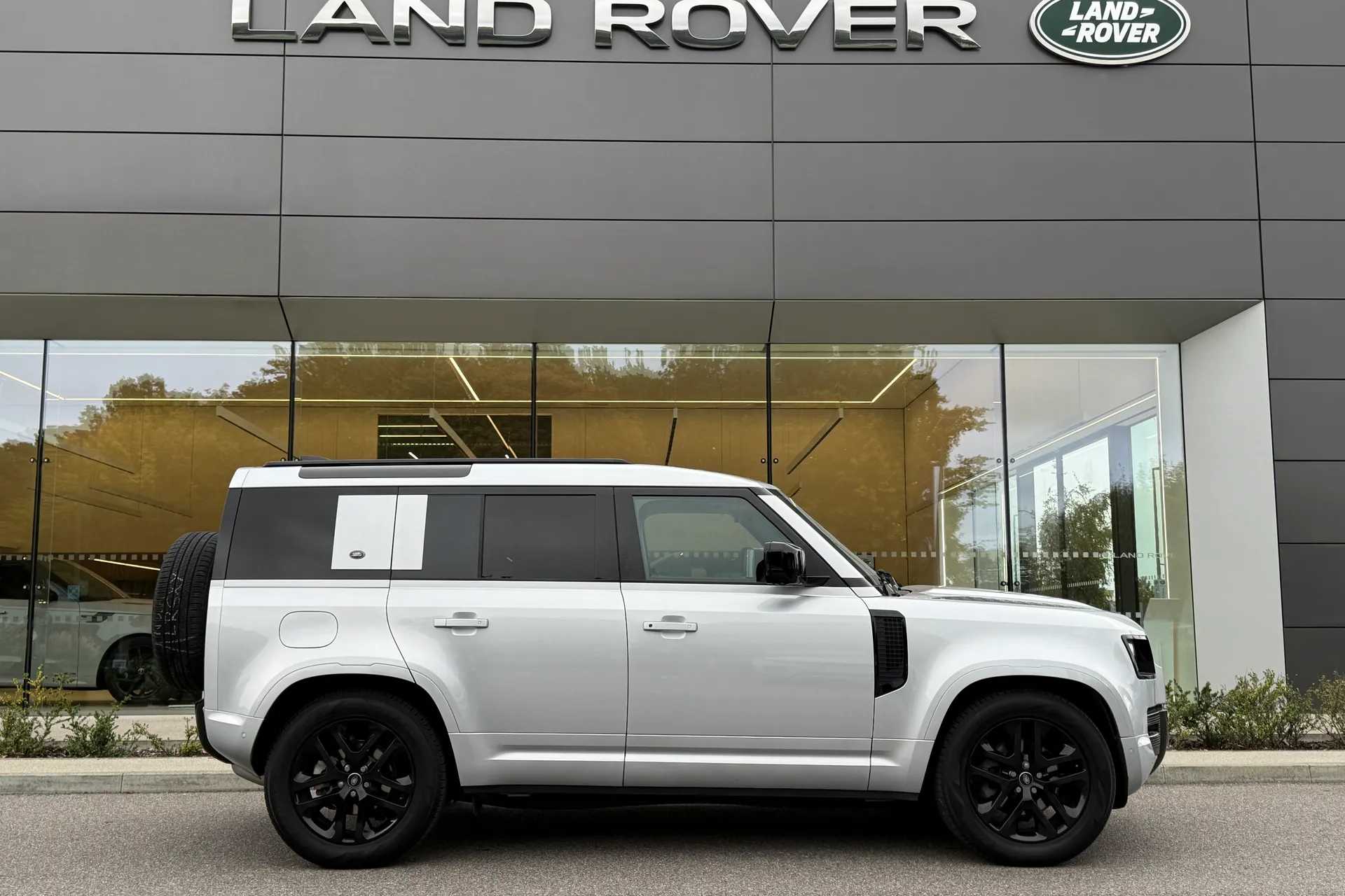 LAND ROVER DEFENDER thumbnail image number 2