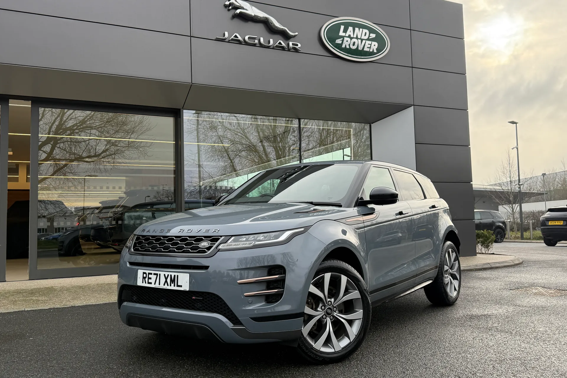 LAND ROVER RANGE ROVER EVOQUE focused image