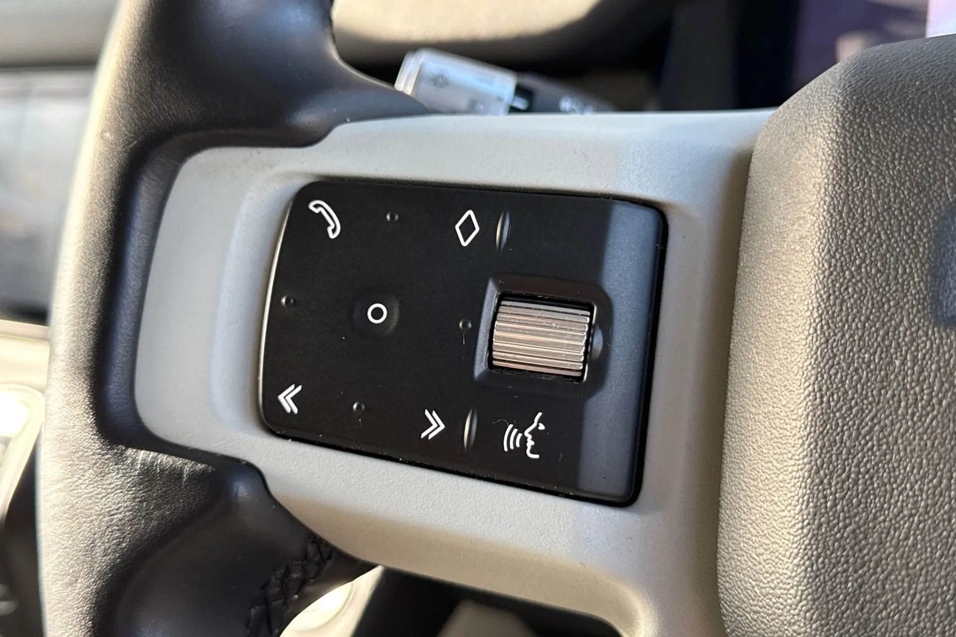 LAND ROVER DEFENDER thumbnail image number 51