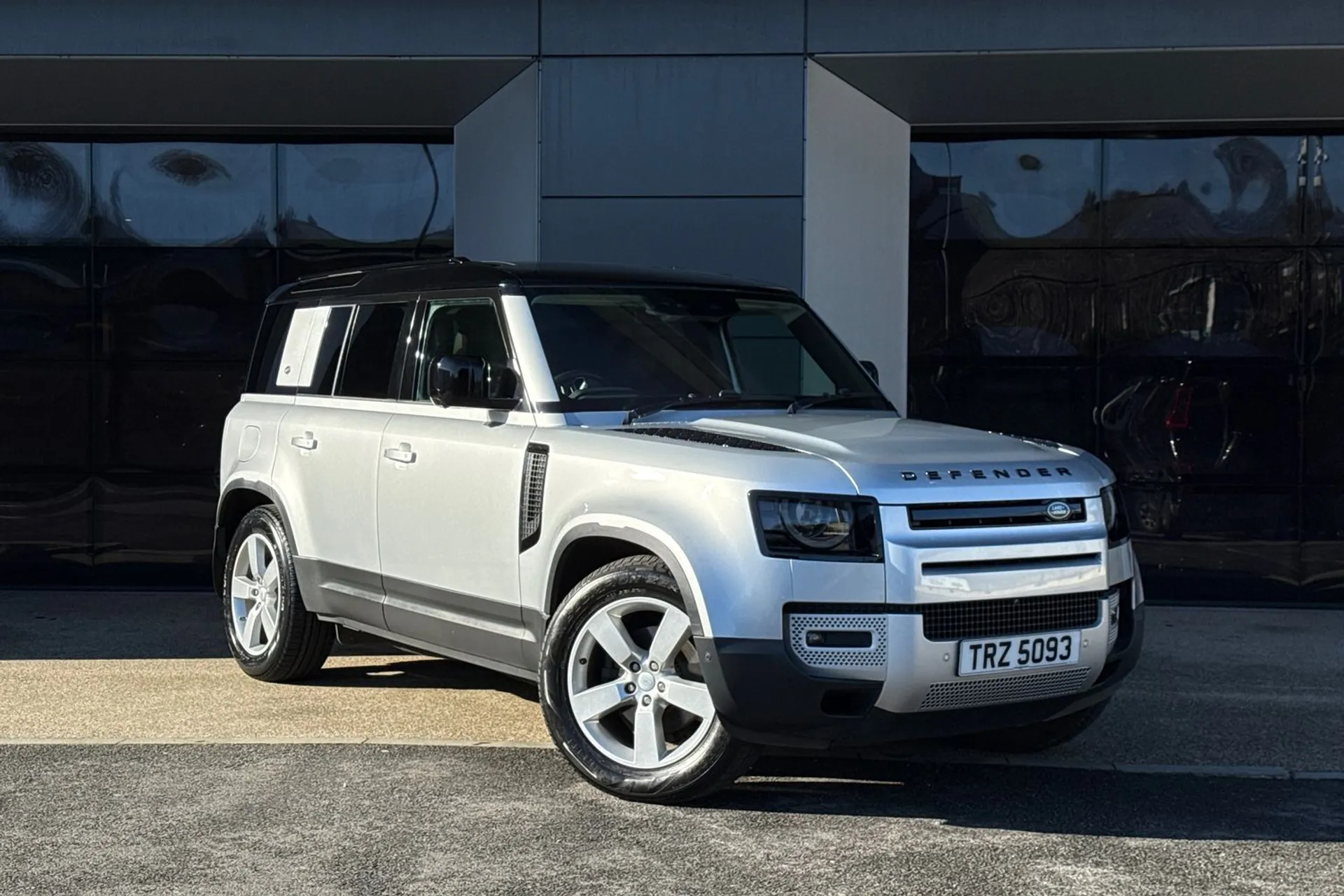 LAND ROVER DEFENDER focused image