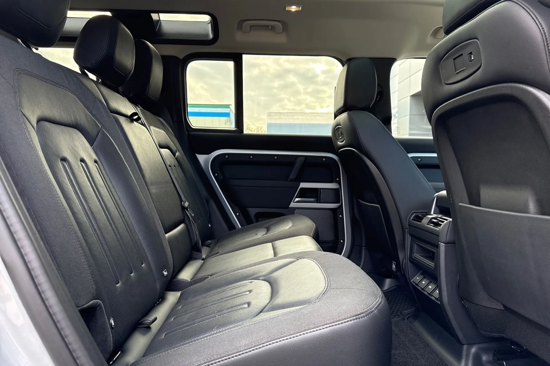 LAND ROVER DEFENDER thumbnail image number 25