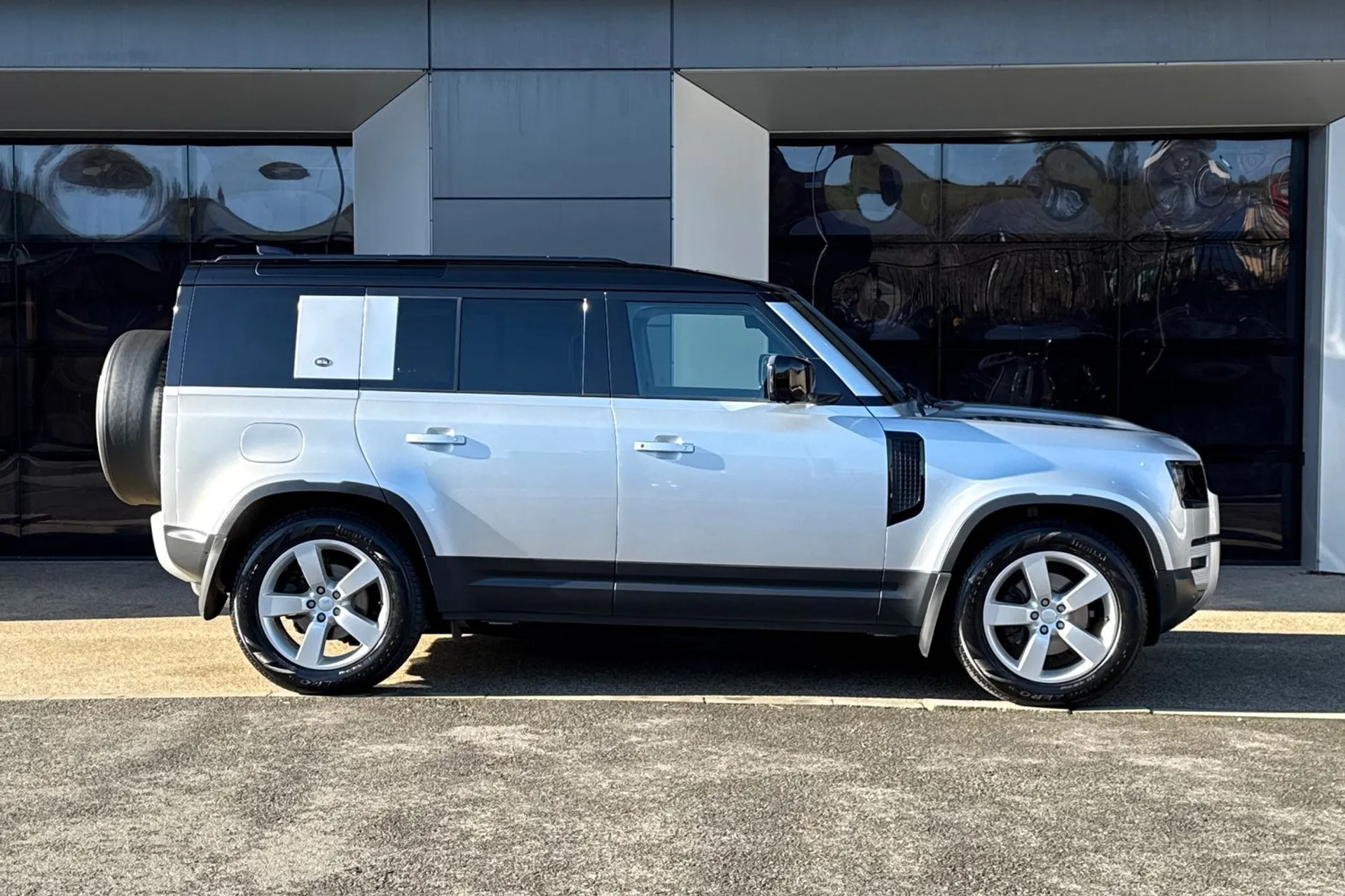 LAND ROVER DEFENDER thumbnail image number 2