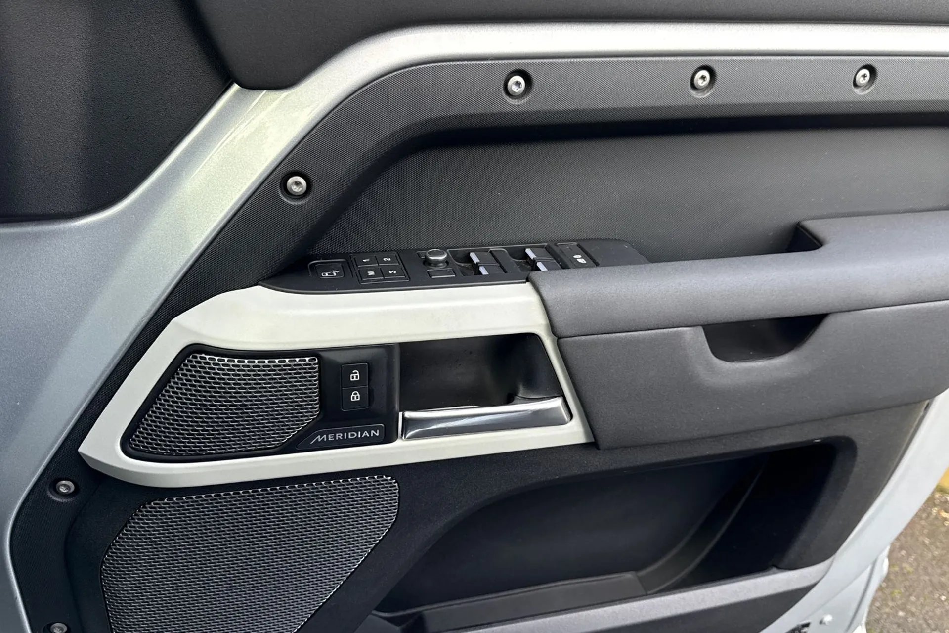 LAND ROVER DEFENDER thumbnail image number 54