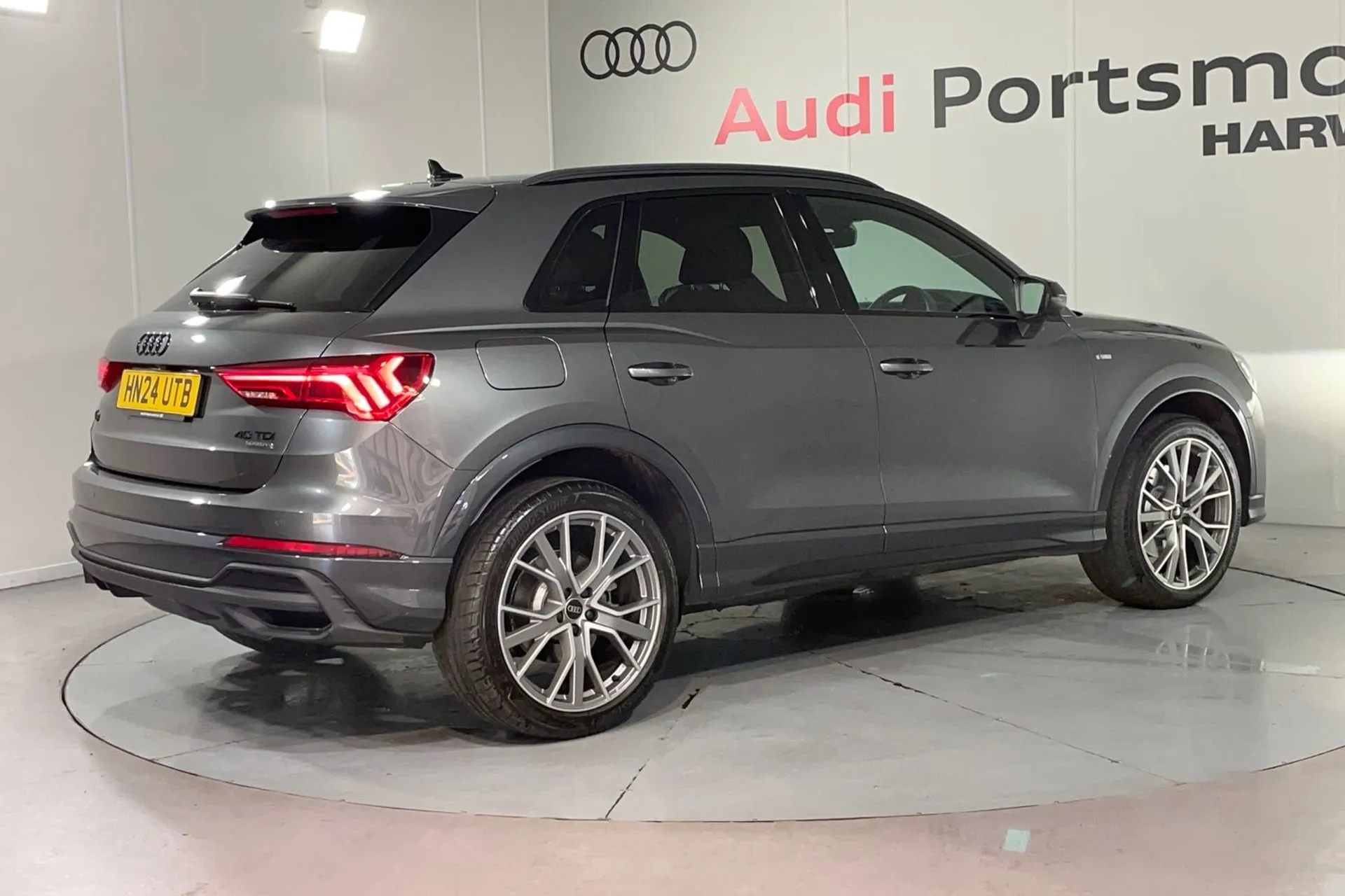 Audi Q3 thumbnail image number 10