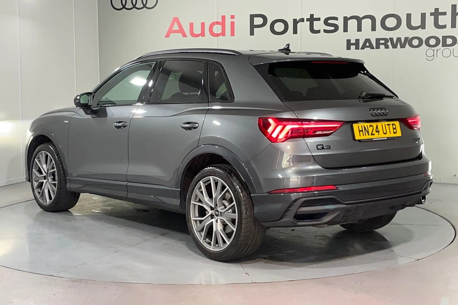 Audi Q3 thumbnail image number 11