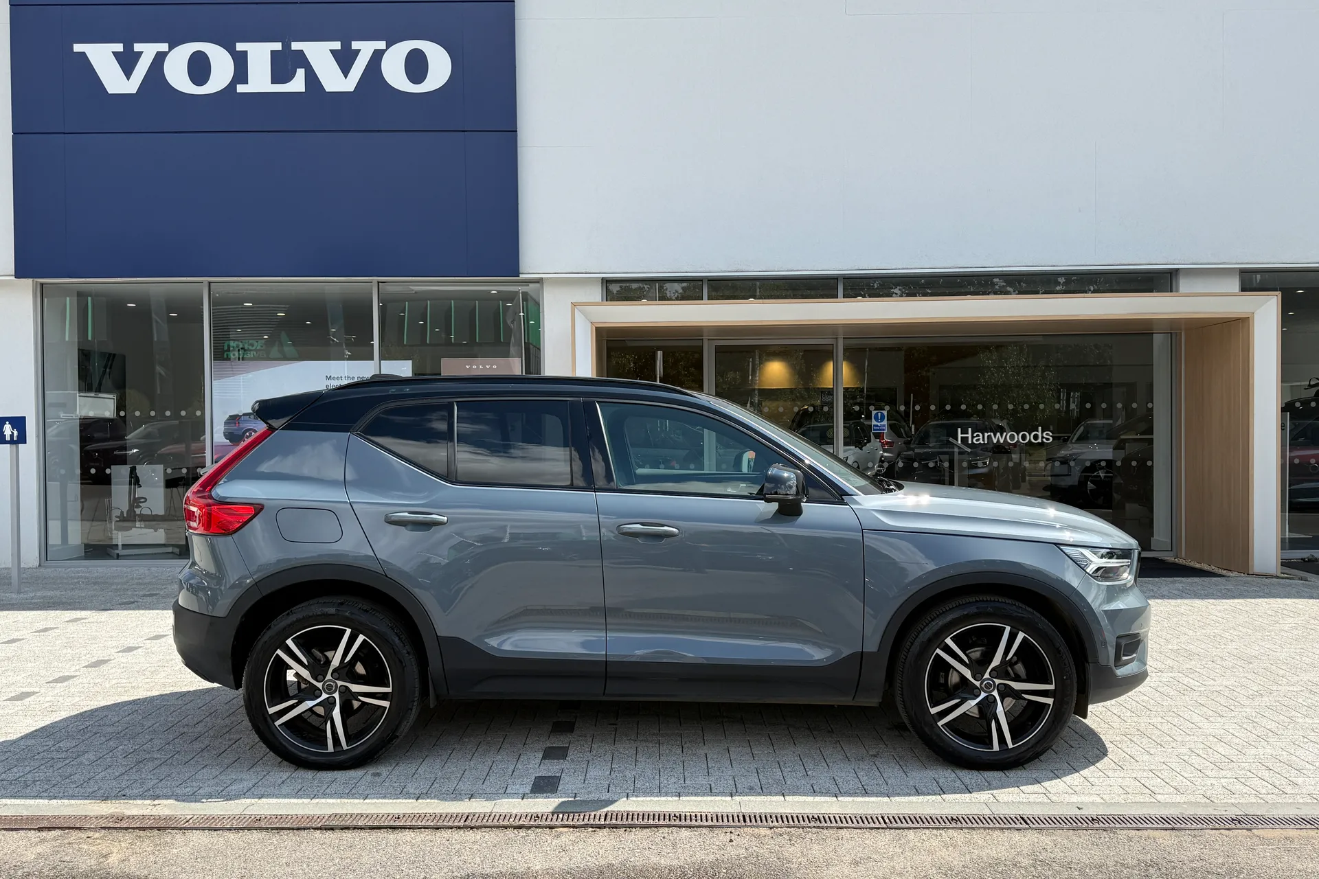 Volvo XC40 thumbnail image number 2