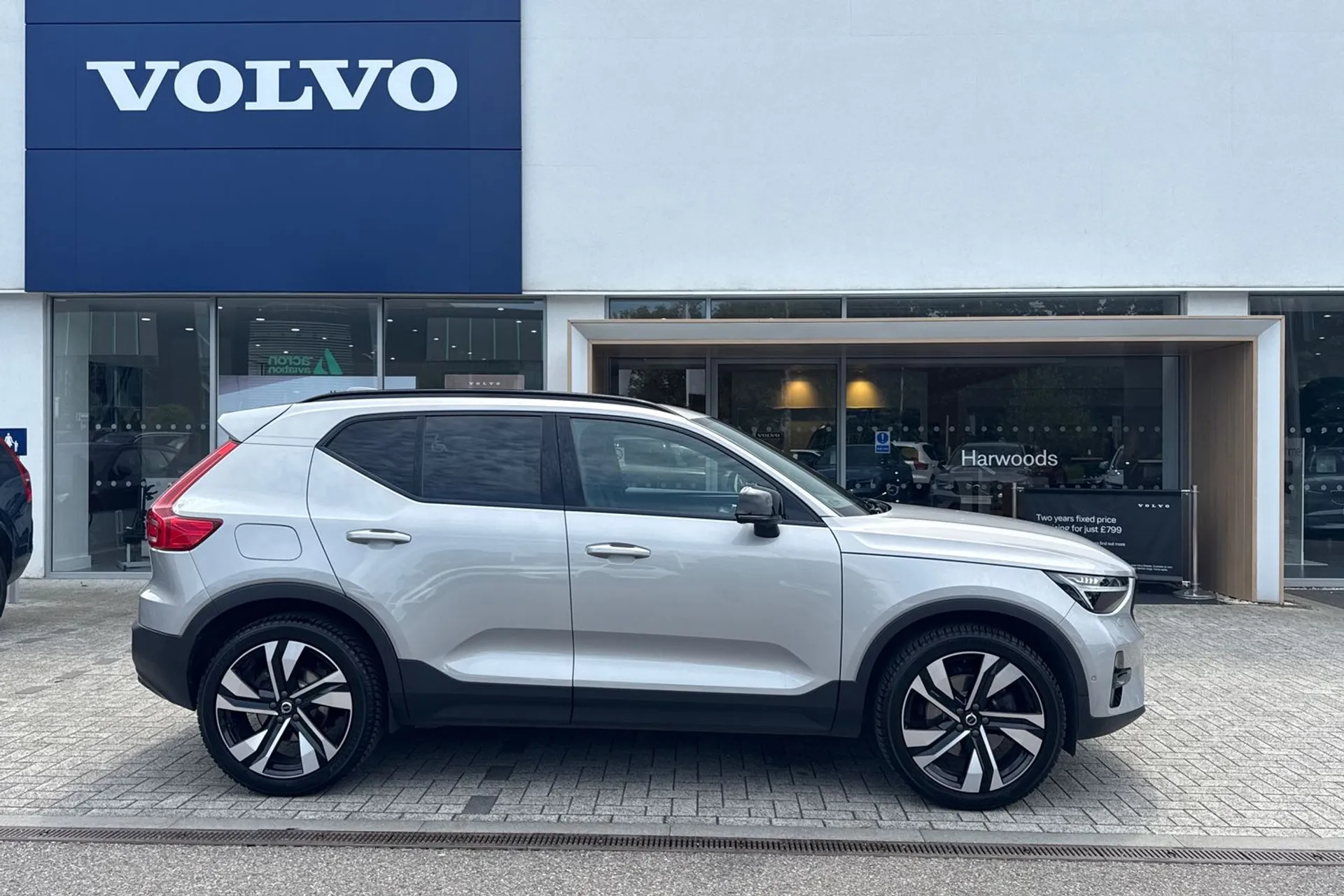 Volvo XC40 thumbnail image number 2